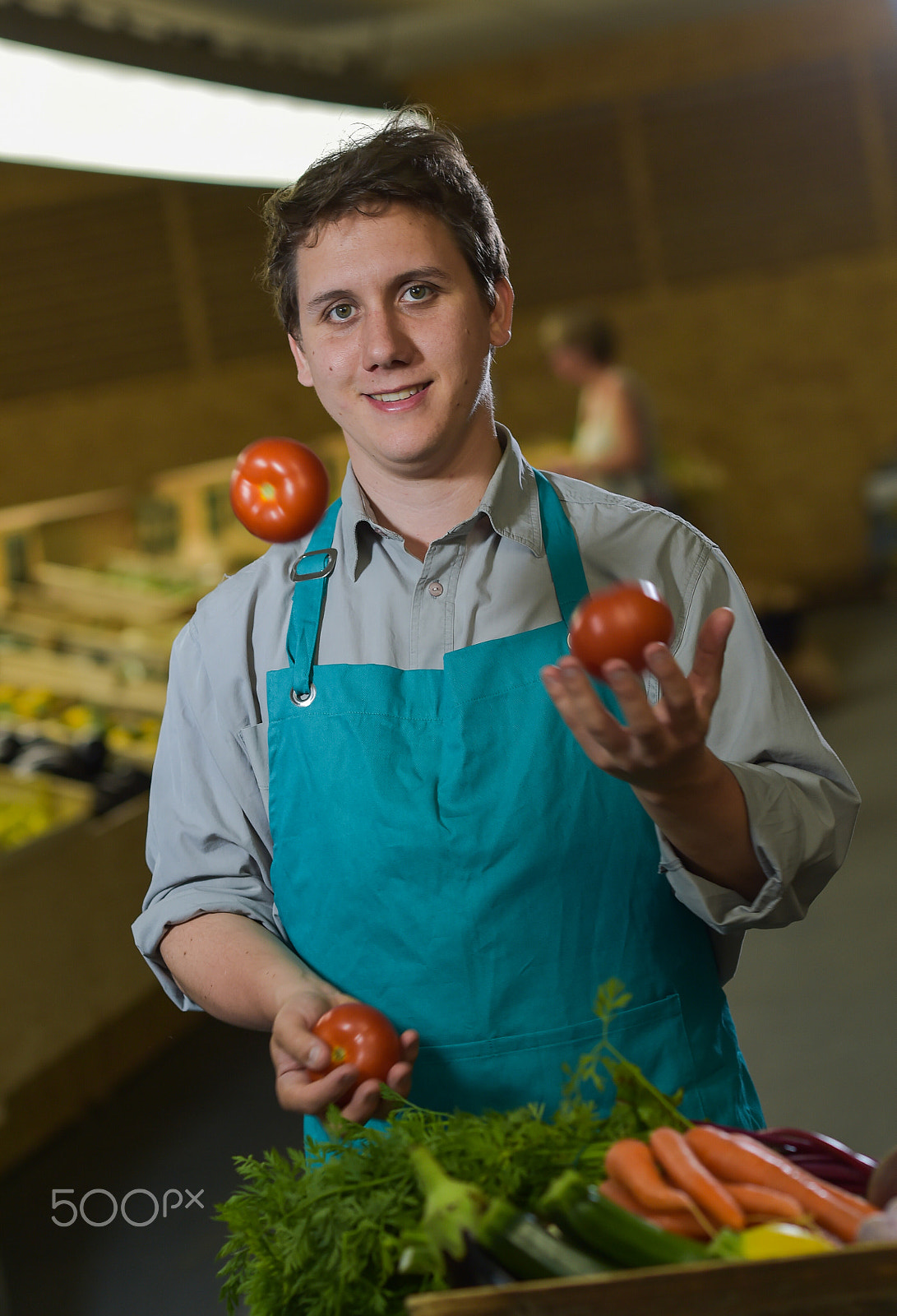 Nikon D4S + Nikon AF-S Nikkor 85mm F1.4G sample photo. Grocery clerk juggling with tomatoes in supermarket store photography