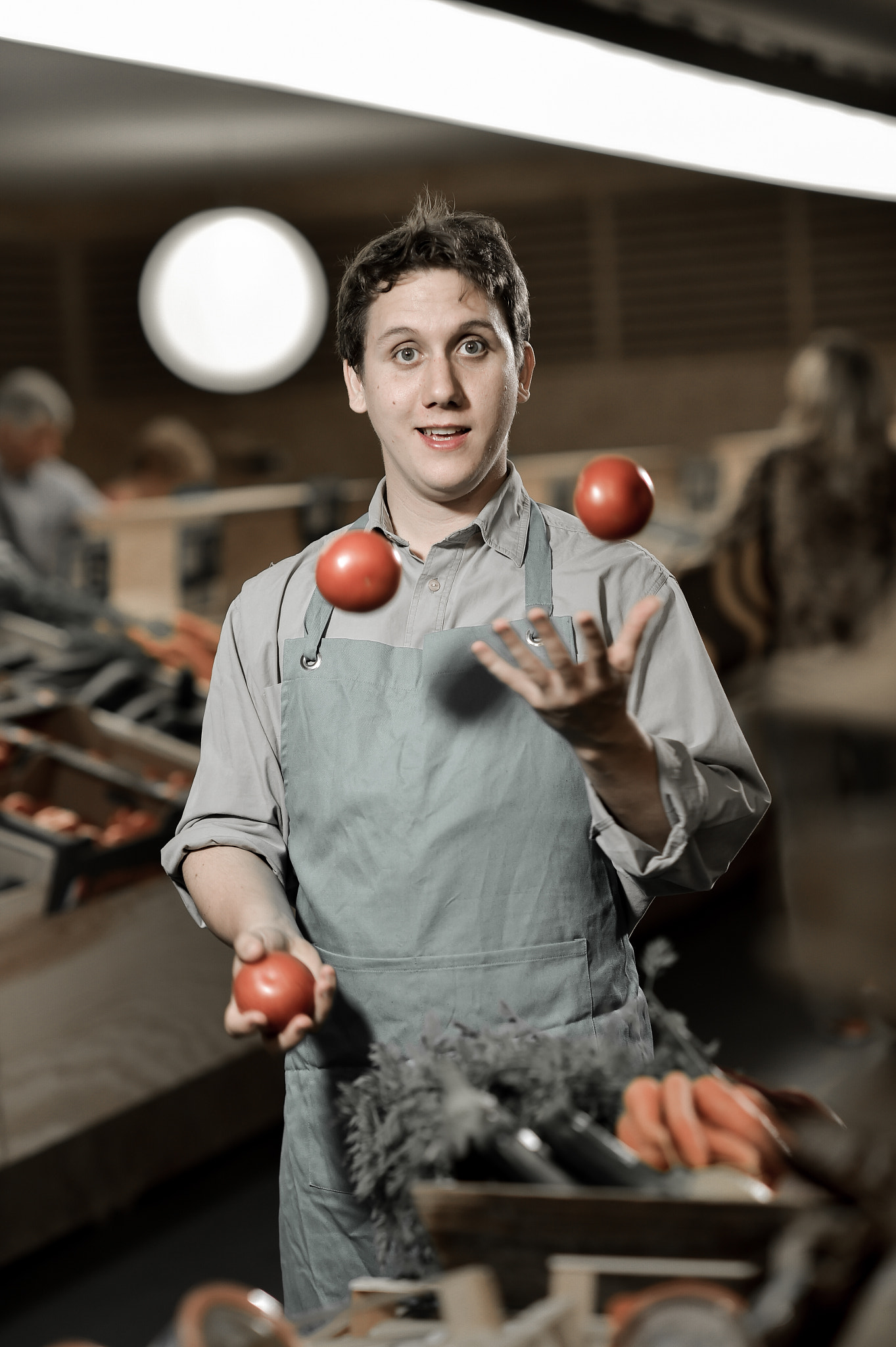 Nikon D4S + Nikon AF-S Nikkor 85mm F1.4G sample photo. Grocery clerk juggling with tomatoes in supermarket store photography