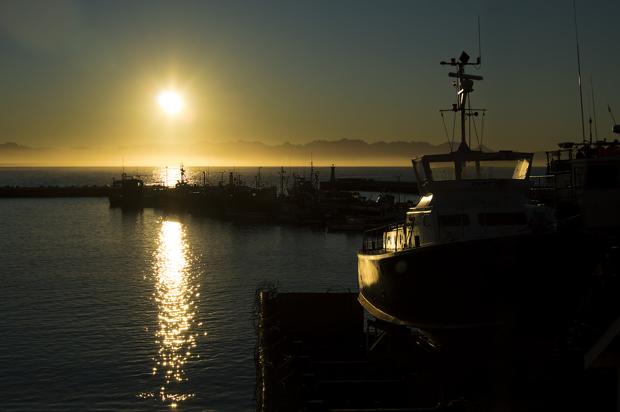Nikon AF Nikkor 24-85mm F2.8-4D IF sample photo. Sunrise harbour photography
