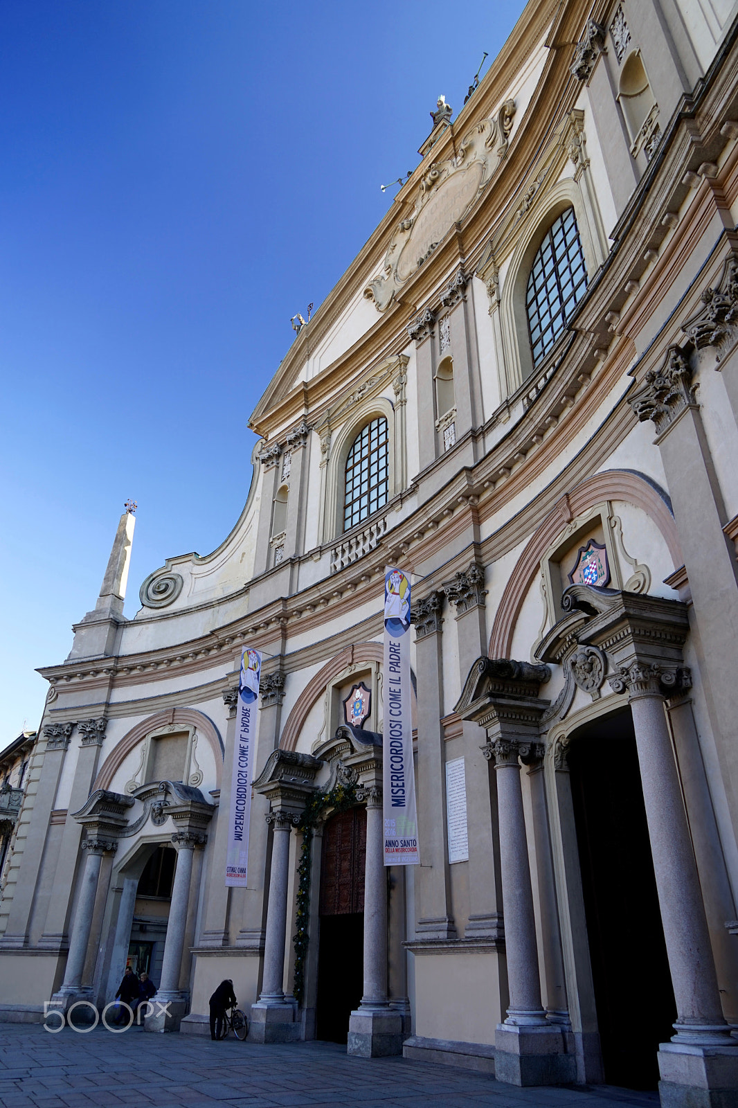 Sony a7 + Sony FE 24-240mm F3.5-6.3 OSS sample photo. Piazza ducale photography