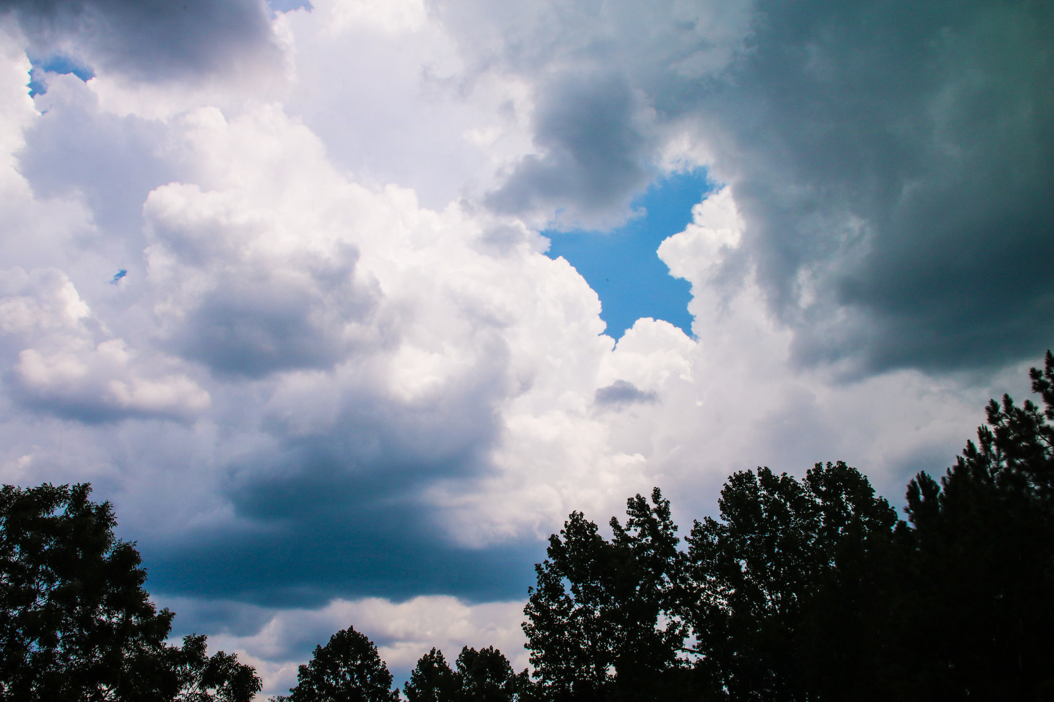 Canon EOS 760D (EOS Rebel T6s / EOS 8000D) + Canon 18-300mm sample photo. Storm clouds photography