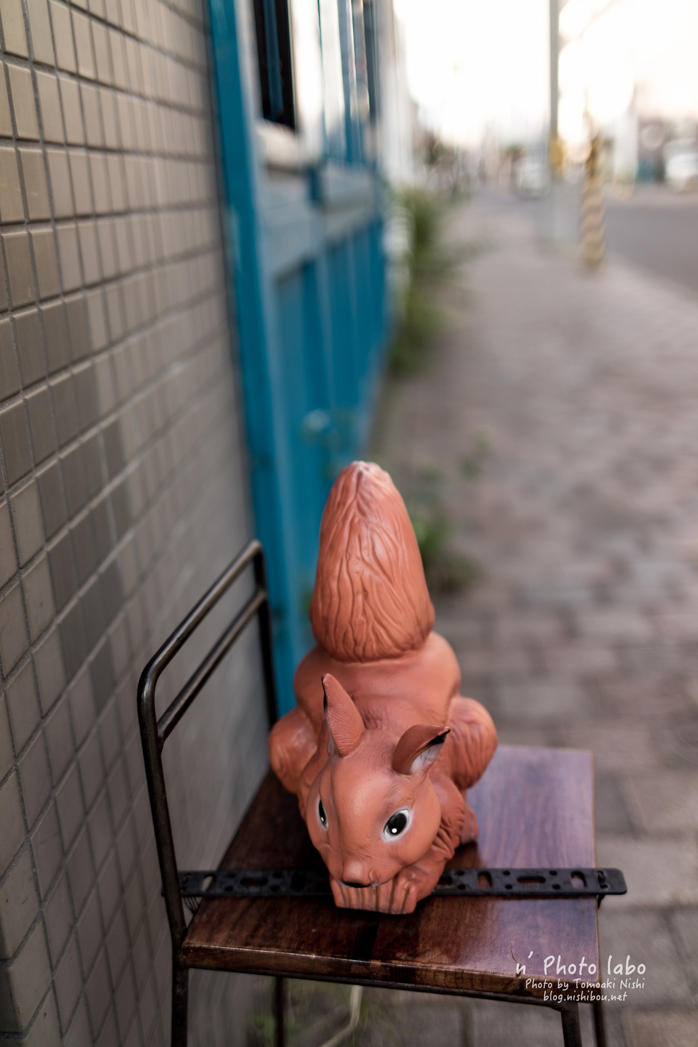 E 35mm F2 sample photo. この子を探せ photography