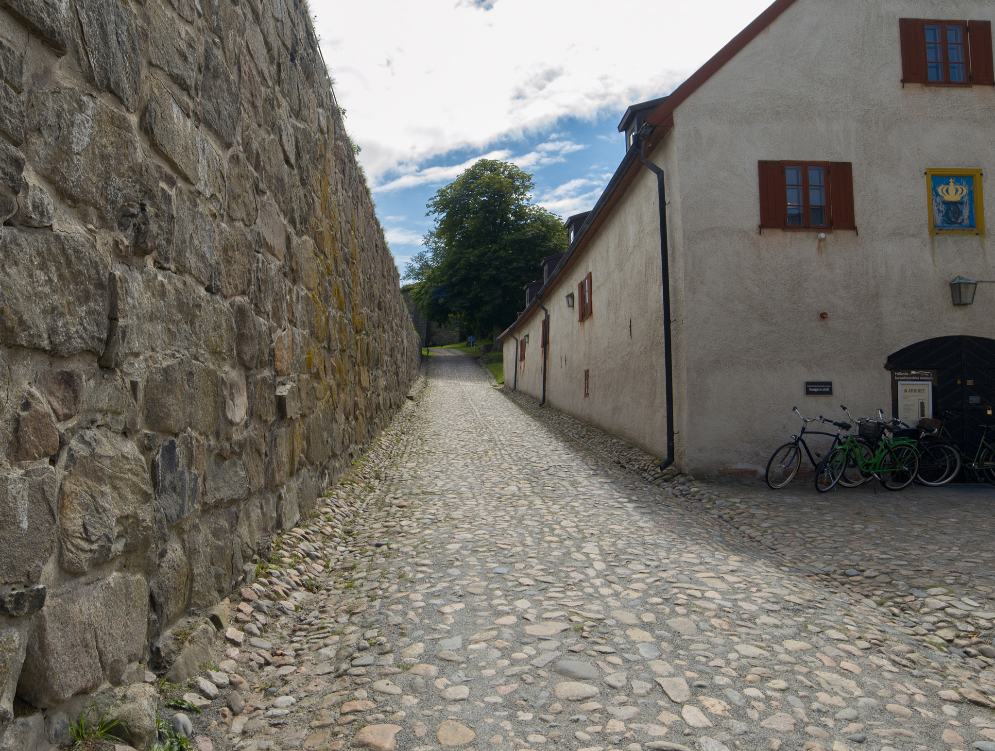 Samyang 14mm F2.8 ED AS IF UMC sample photo. Old castle street photography