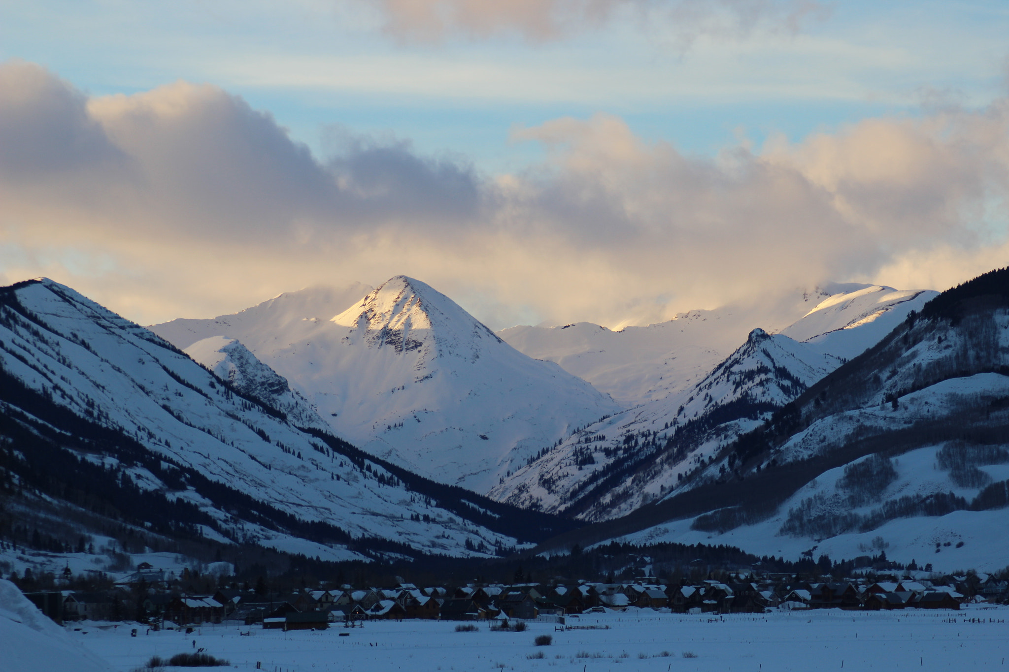 Canon EOS 600D (Rebel EOS T3i / EOS Kiss X5) + Tamron AF 70-300mm F4-5.6 Di LD Macro sample photo. Colorado snowy mountains photography
