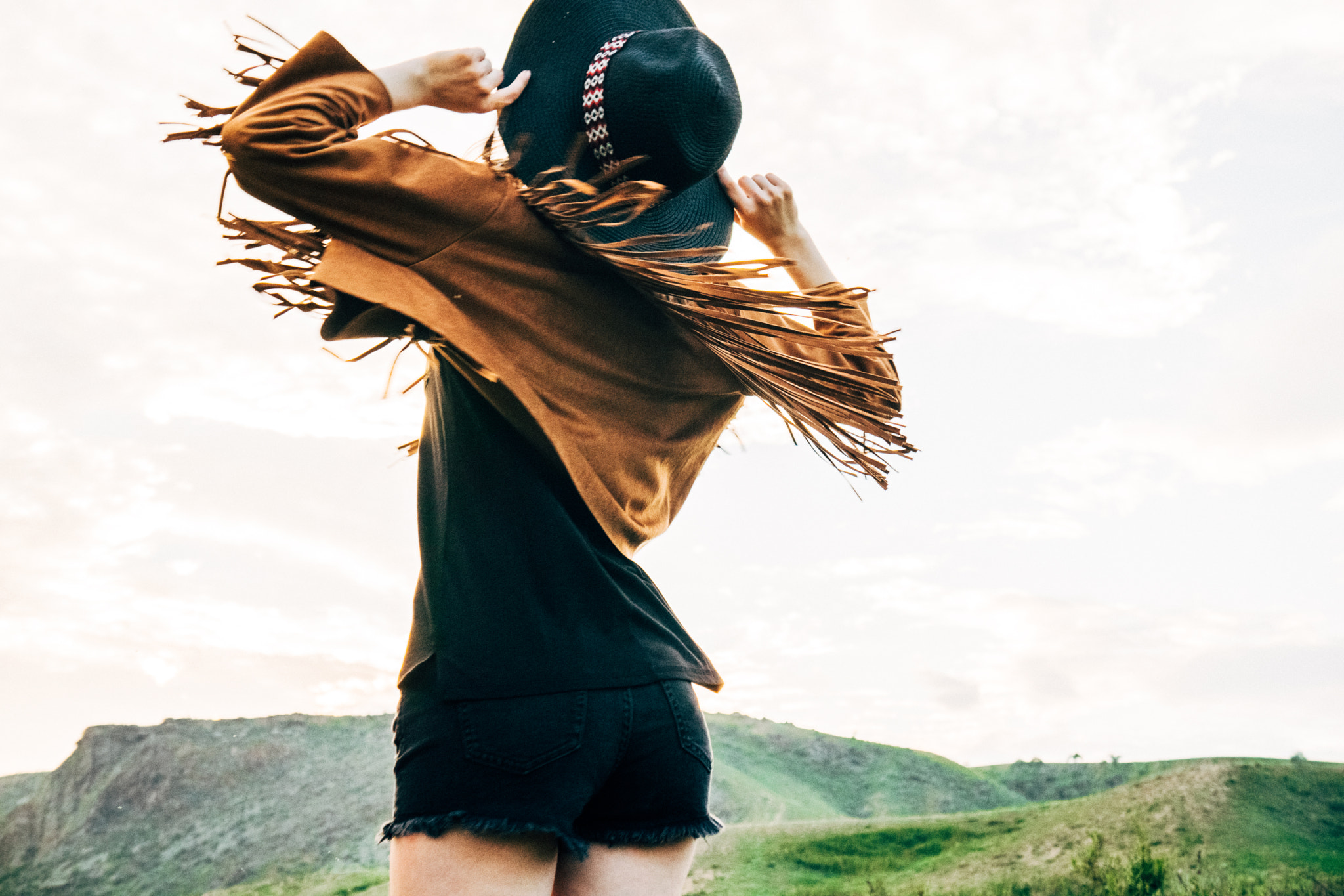 Sony a6300 + Sony E 18-55mm F3.5-5.6 OSS sample photo. Young girl in hat dance photography