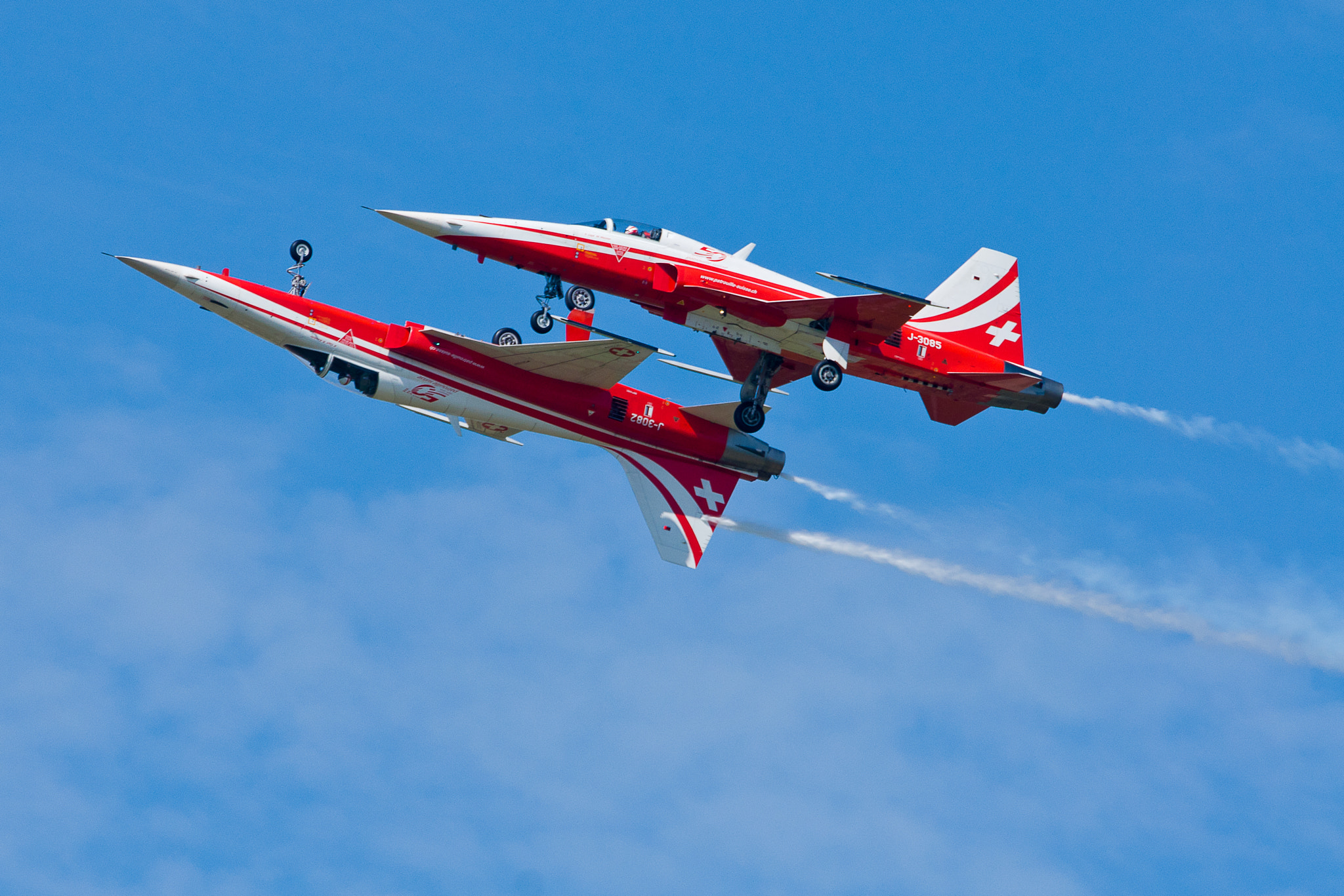 Sony Alpha DSLR-A700 + Sony 70-400mm F4-5.6 G SSM sample photo. Patrouille suisse photography
