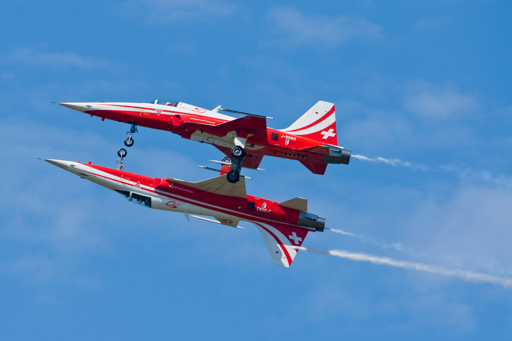 Sony Alpha DSLR-A700 + Sony 70-400mm F4-5.6 G SSM sample photo. Patrouille suisse photography