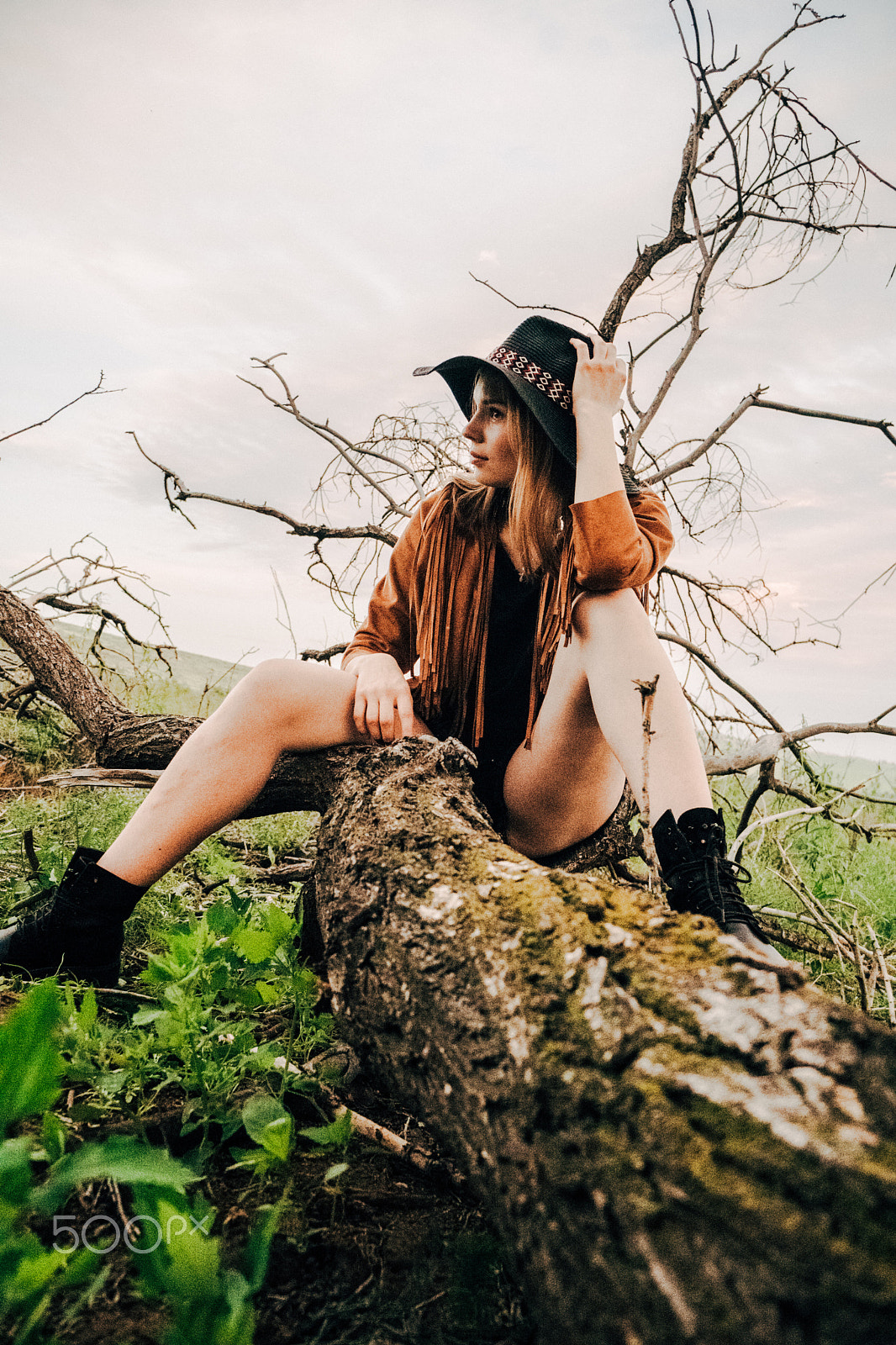 Sony a6300 + Sony E 18-55mm F3.5-5.6 OSS sample photo. Girl in cowboy hat sit on tree photography