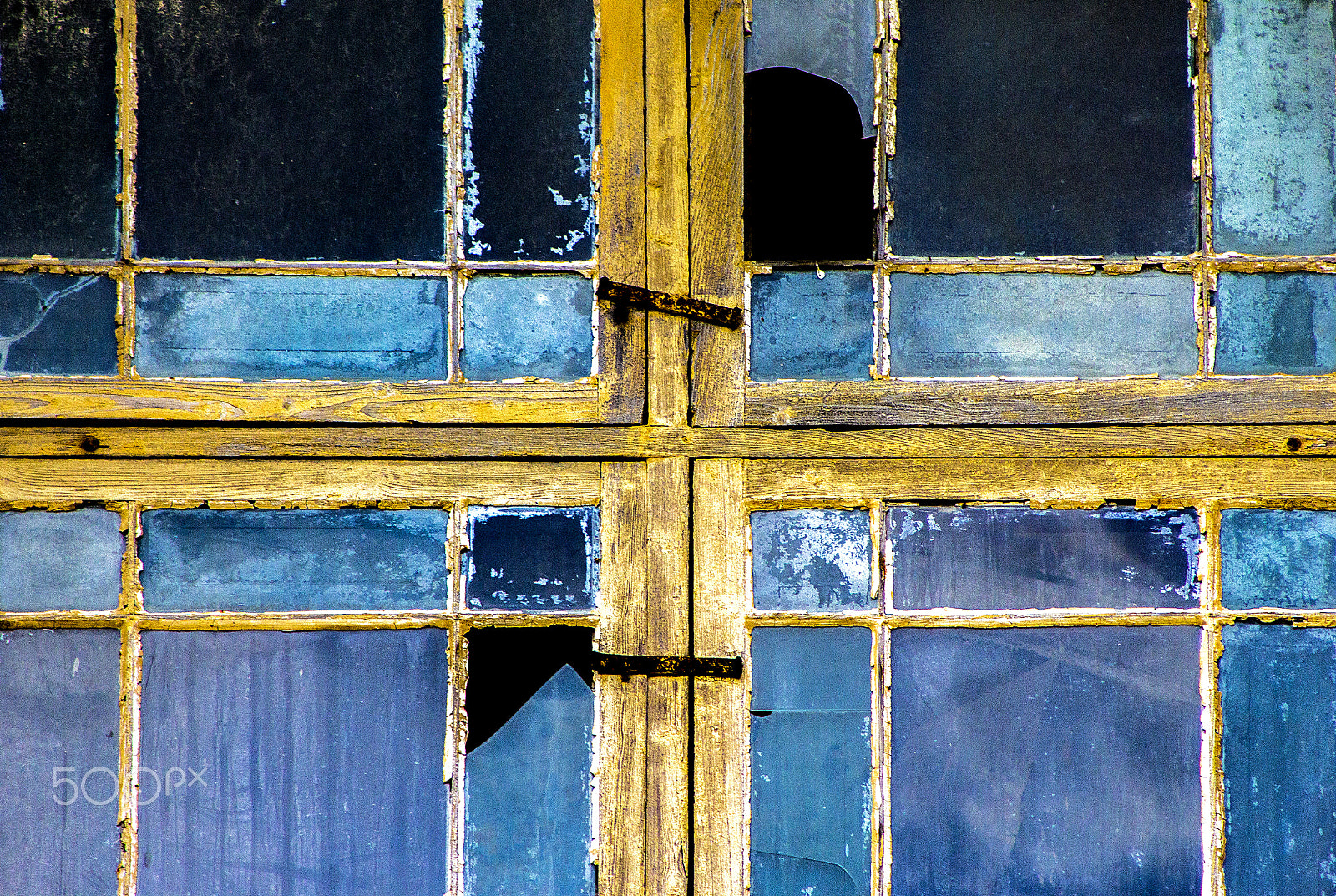 Canon EF 75-300mm f/4-5.6 USM sample photo. Windowpain photography