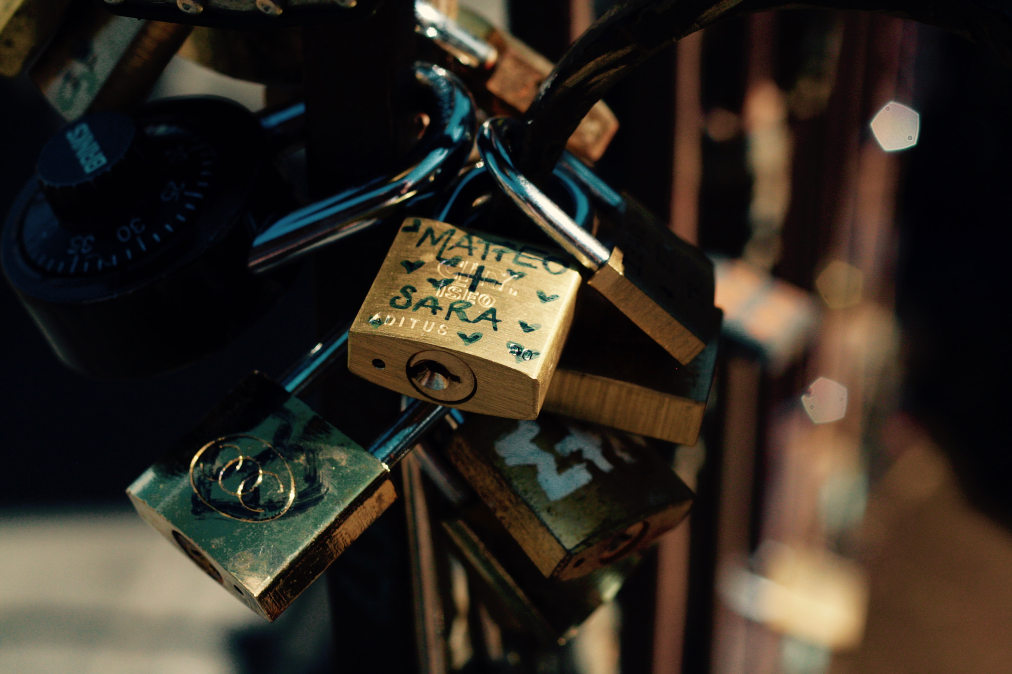 Canon EOS 1000D (EOS Digital Rebel XS / EOS Kiss F) + Canon EF 50mm F1.8 II sample photo. Love lockers in firenze photography