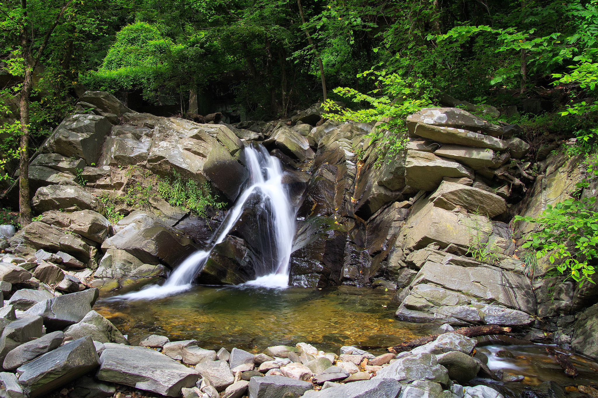 Canon EOS 650D (EOS Rebel T4i / EOS Kiss X6i) + Sigma 18-50mm f/2.8 Macro sample photo. Chain bridge waterfall photography