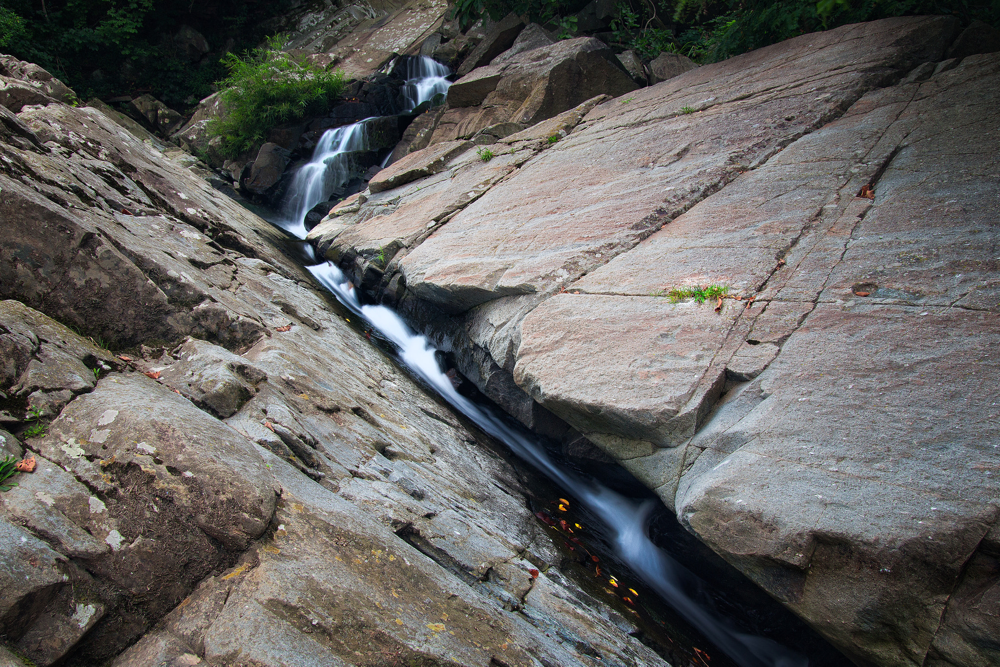 Canon EOS 650D (EOS Rebel T4i / EOS Kiss X6i) + Sigma 18-50mm f/2.8 Macro sample photo. Chain bridge waterfall photography