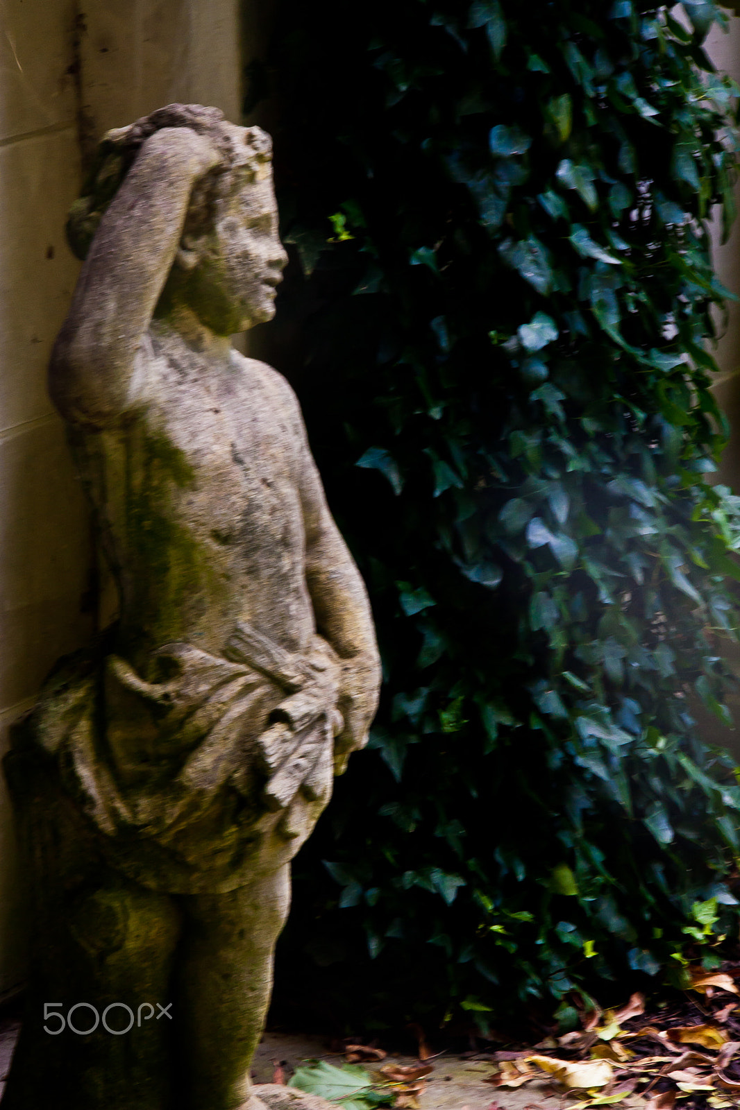 Canon EOS 450D (EOS Rebel XSi / EOS Kiss X2) sample photo. Cherub statue photography