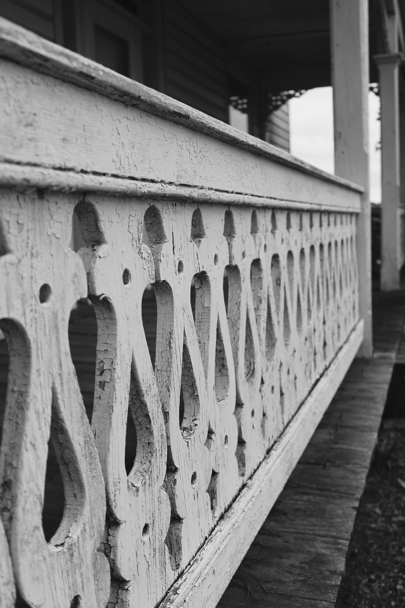Canon EF-S 18-55mm F3.5-5.6 IS II sample photo. Farm house railing photography