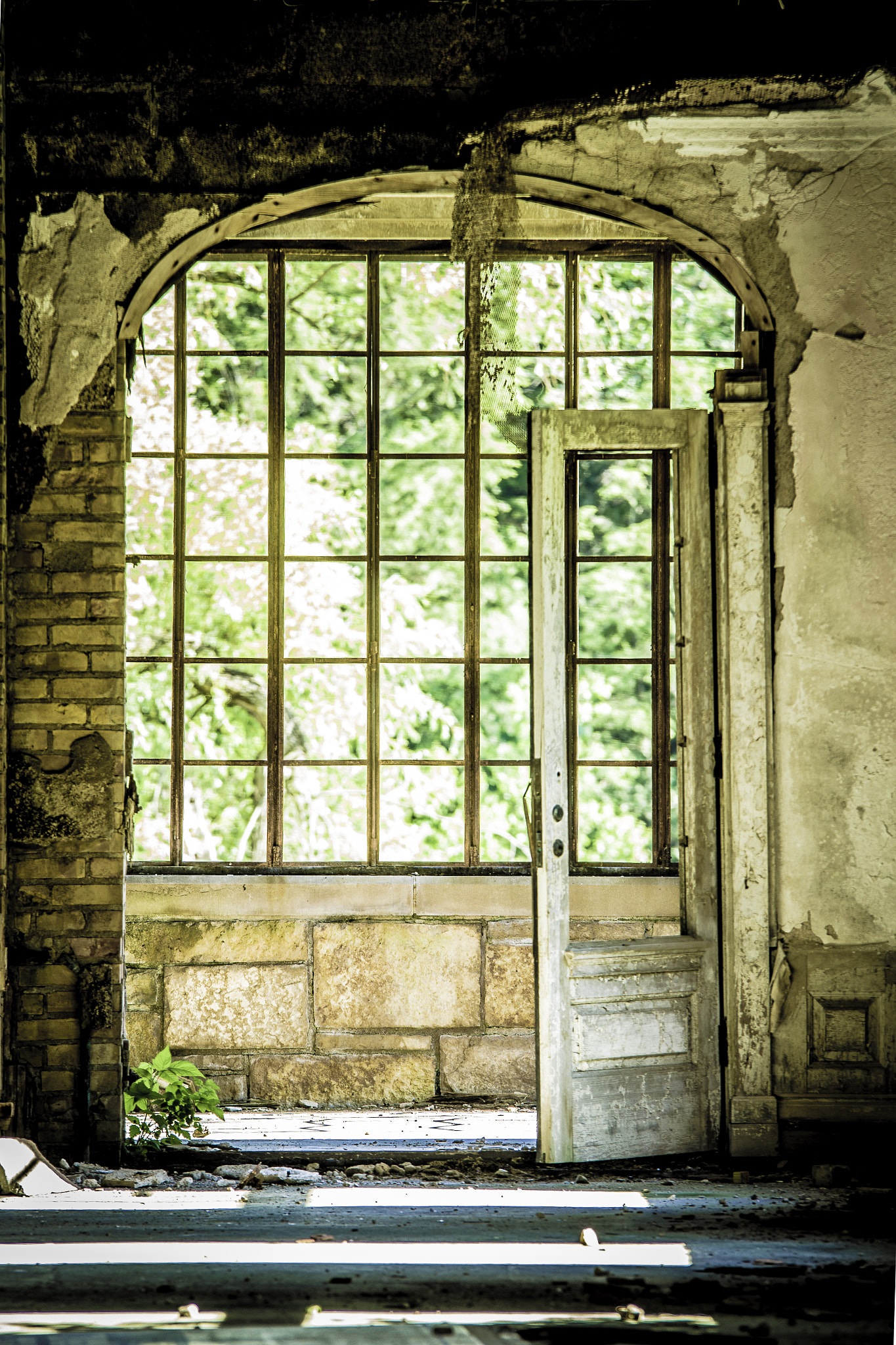 Sigma 70-200mm F2.8 EX DG OS HSM sample photo. Decrepit doorway, 2016 photography