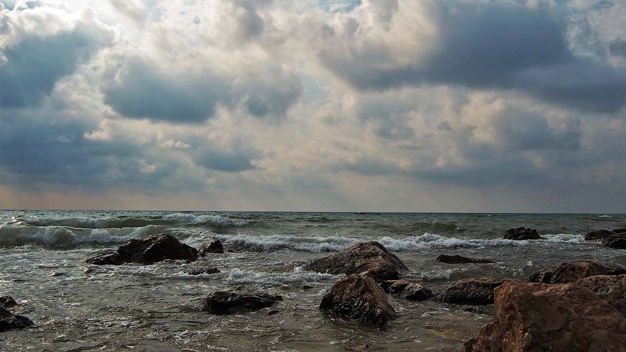 Olympus PEN E-PL6 + LUMIX G VARIO PZ 14-42/F3.5-5.6 sample photo. Crimea, start of storm photography
