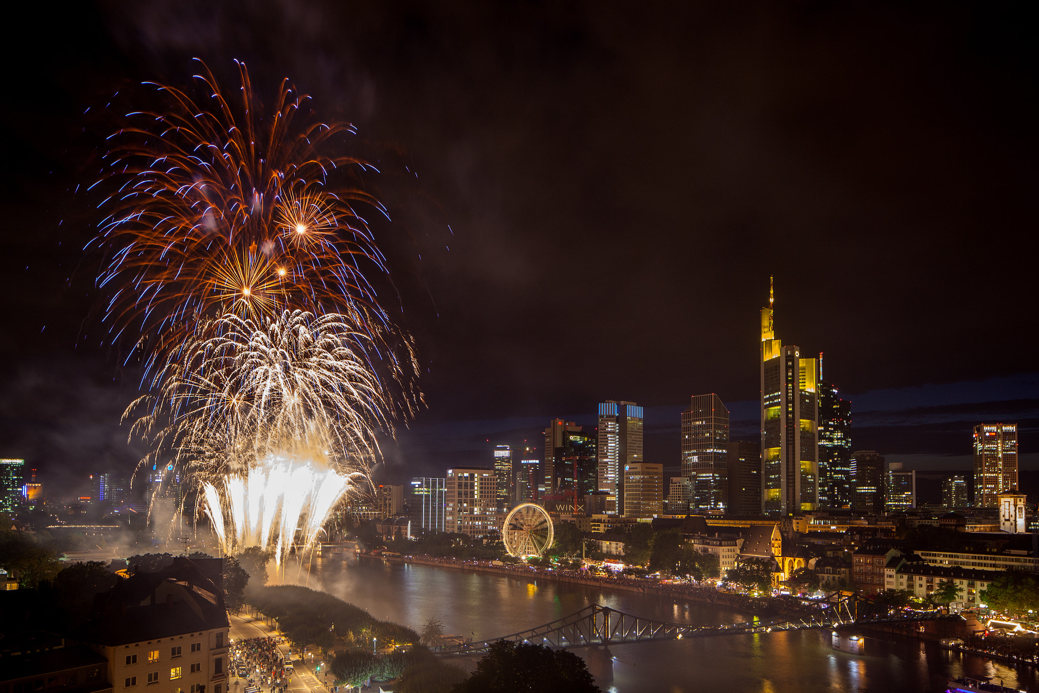 Canon EOS 5D Mark II + Canon TS-E 24.0mm f/3.5 L II sample photo. Fireworks in frankfurt photography