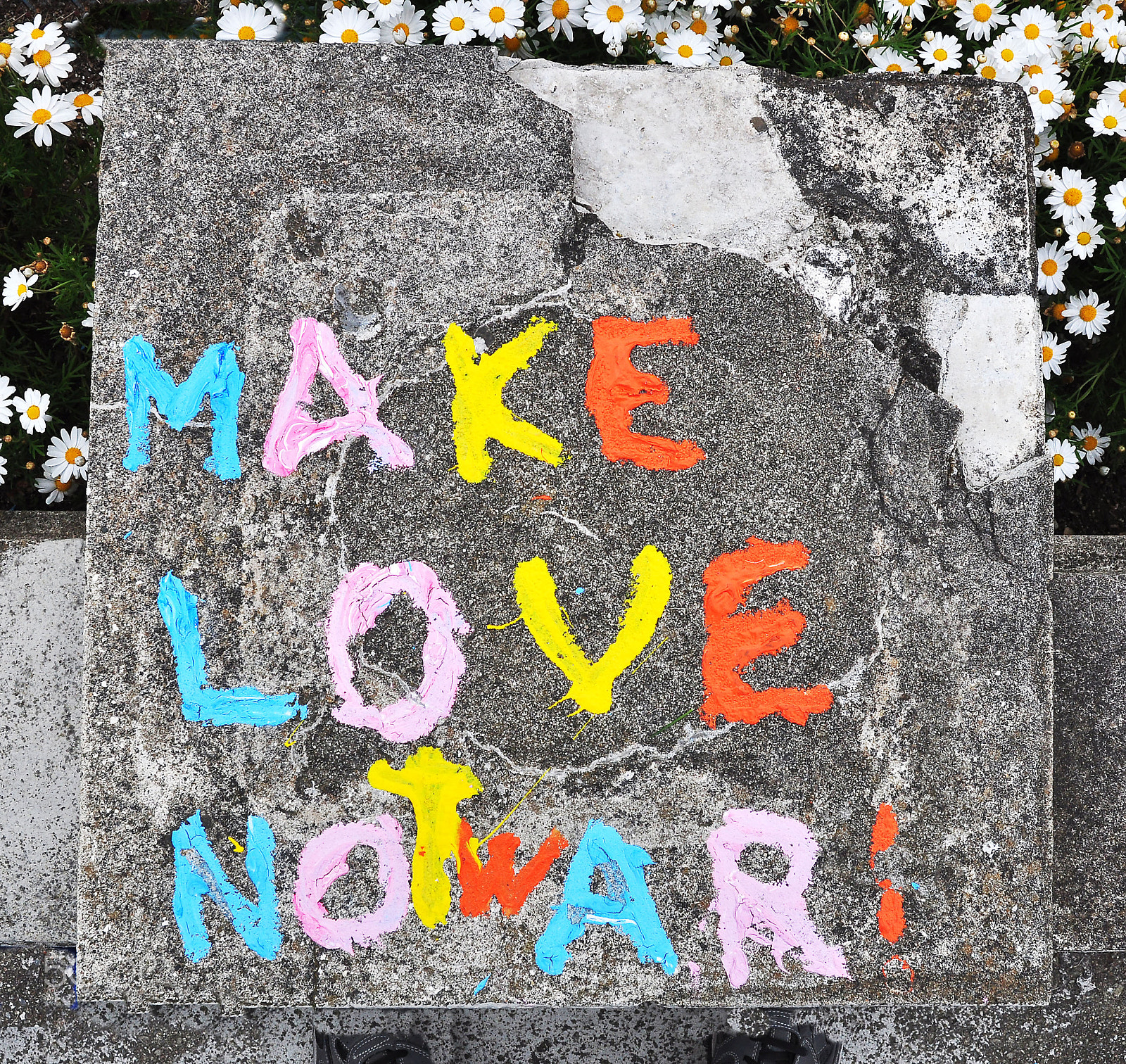 Nikon D5000 sample photo. Make love not war photography