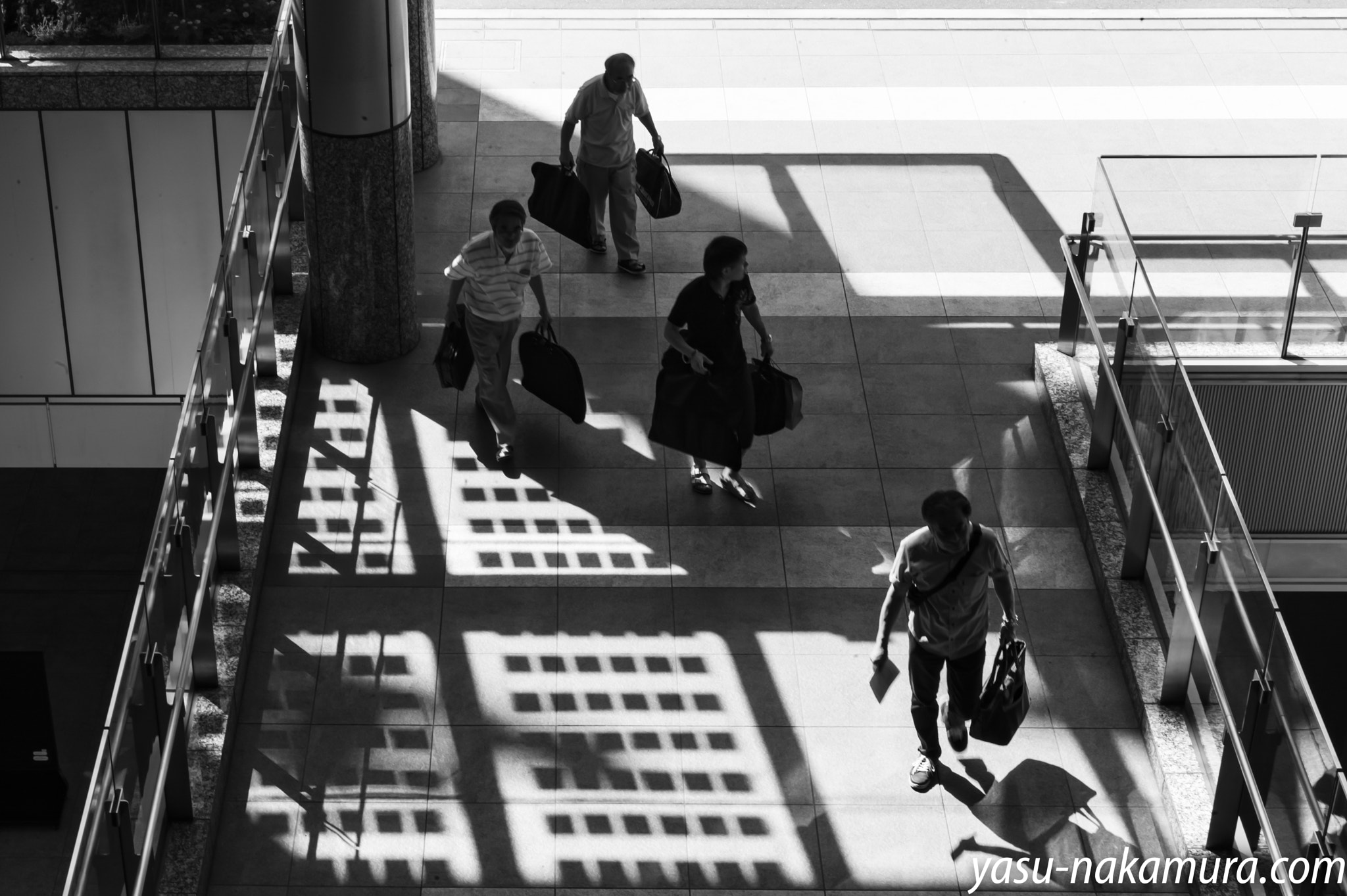 Summicron-M 50mm f/2 (IV, V) sample photo. At station photography