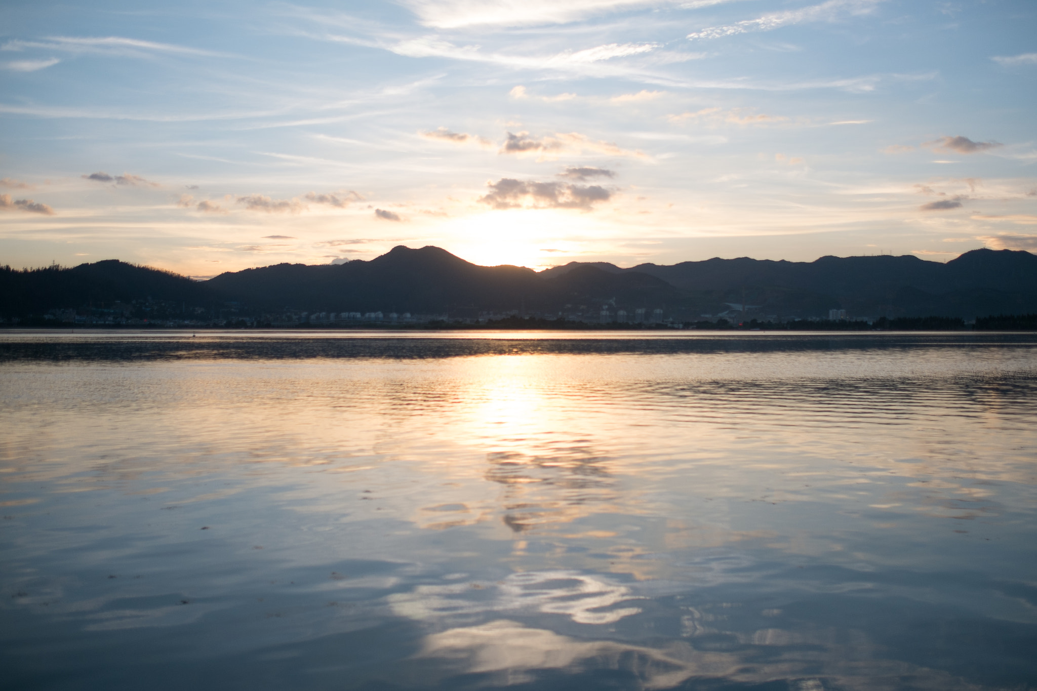 Fujifilm X-M1 + Fujifilm XF 23mm F1.4 R sample photo. Sunset in dianchi lake photography