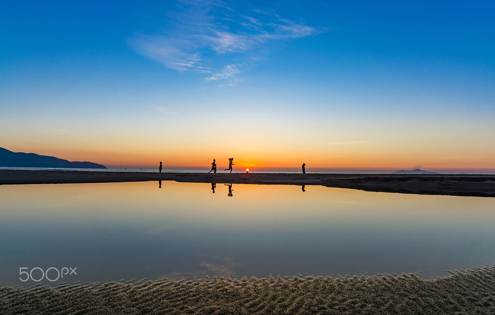 Sigma 12-24mm F4.5-5.6 EX DG Aspherical HSM sample photo. Kick the sun photography