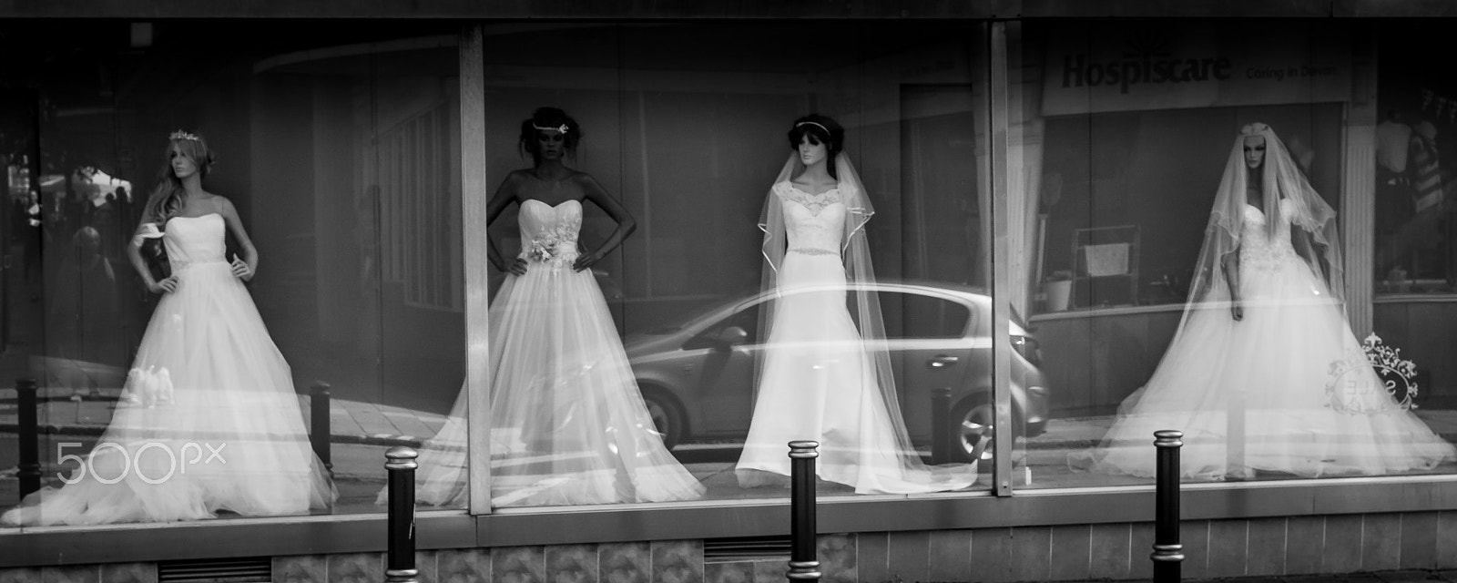 Leica M9 + Summicron-M 50mm f/2 (III) sample photo. Waiting for a groom photography