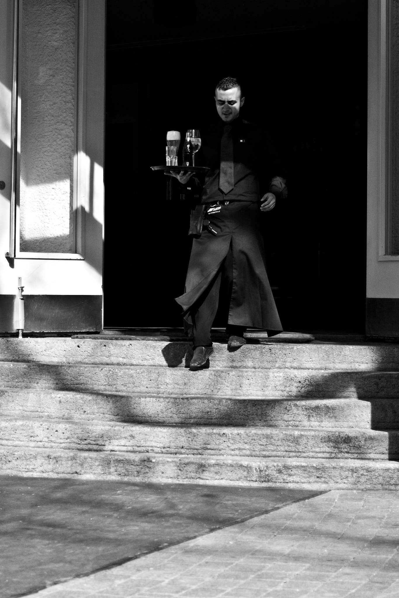 AF Zoom-Nikkor 28-70mm f/3.5-4.5D sample photo. Waiter photography