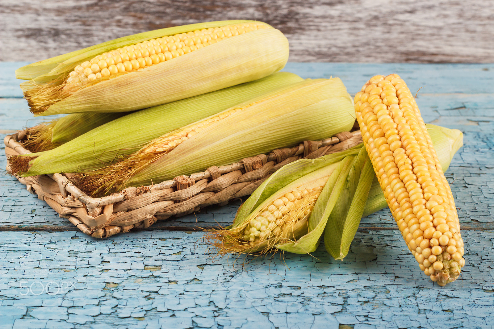 Canon EOS 600D (Rebel EOS T3i / EOS Kiss X5) + Canon EF 50mm F1.8 II sample photo. The heap of raw corn in the wooden box photography