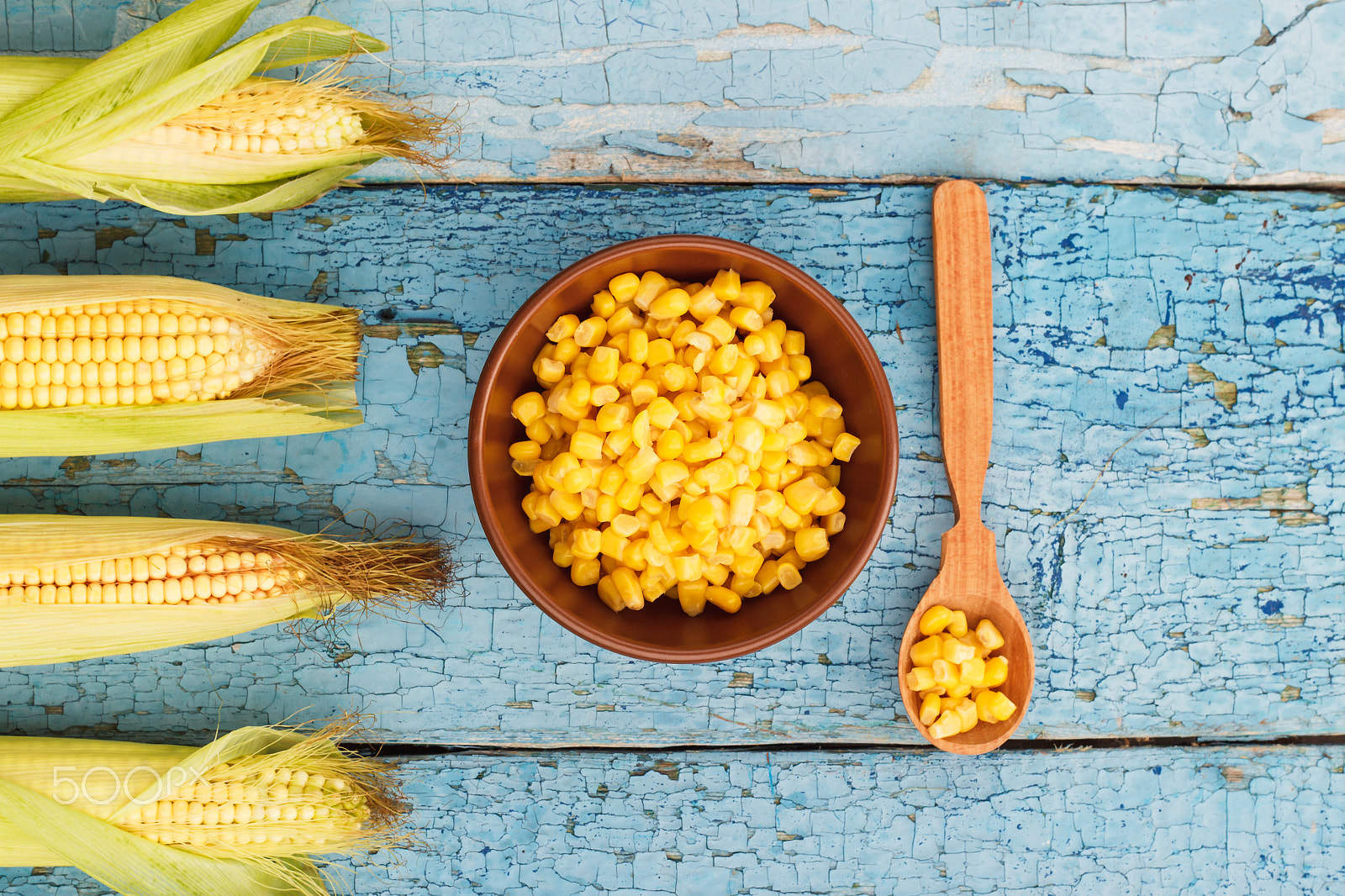 Canon EOS 600D (Rebel EOS T3i / EOS Kiss X5) + Canon EF 50mm F1.8 II sample photo. The line of raw corn and bowl with corn photography