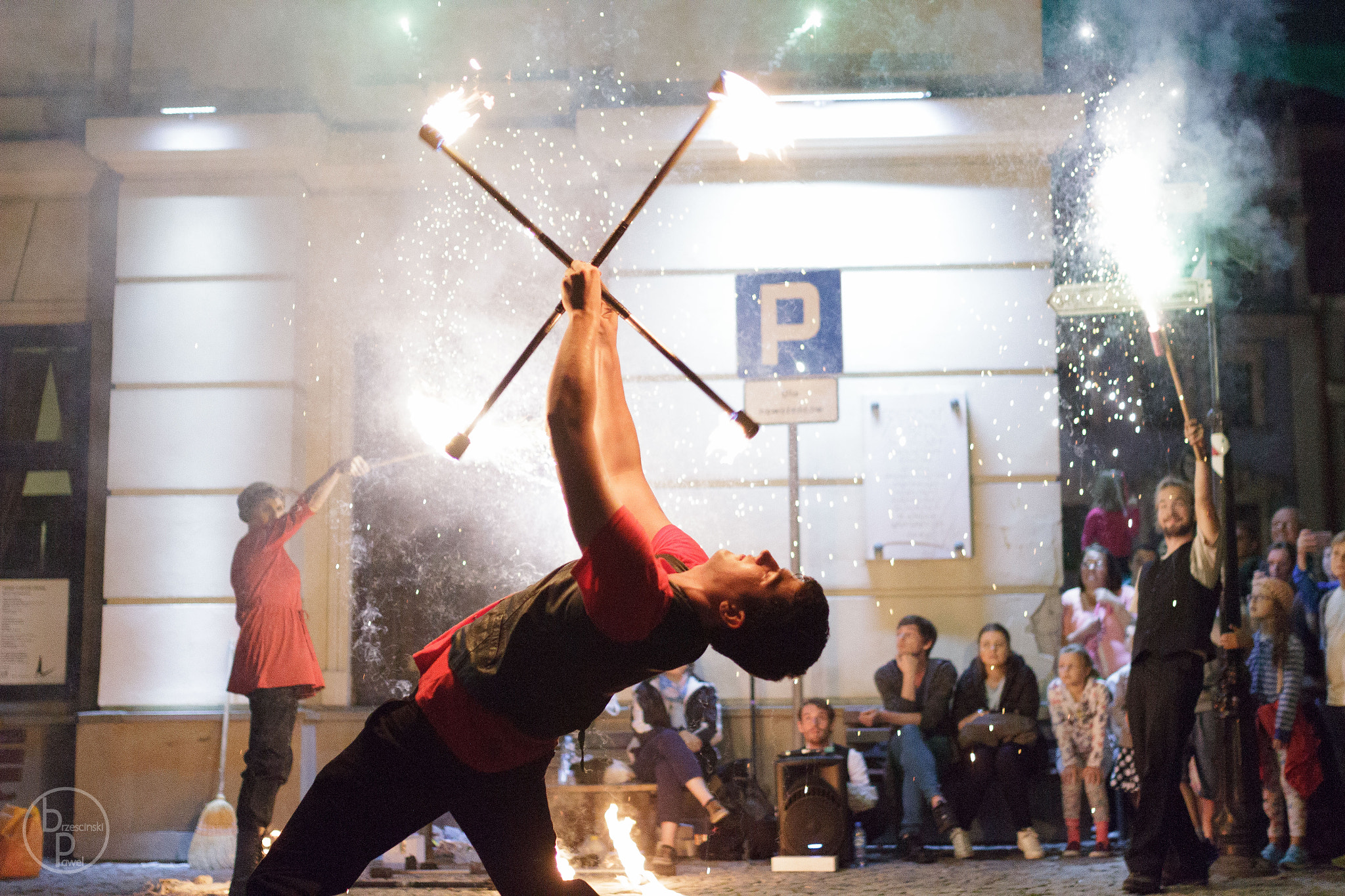 Canon EOS 550D (EOS Rebel T2i / EOS Kiss X4) + Sigma 35mm F1.4 DG HSM Art sample photo. Fireshow at carnaval photography