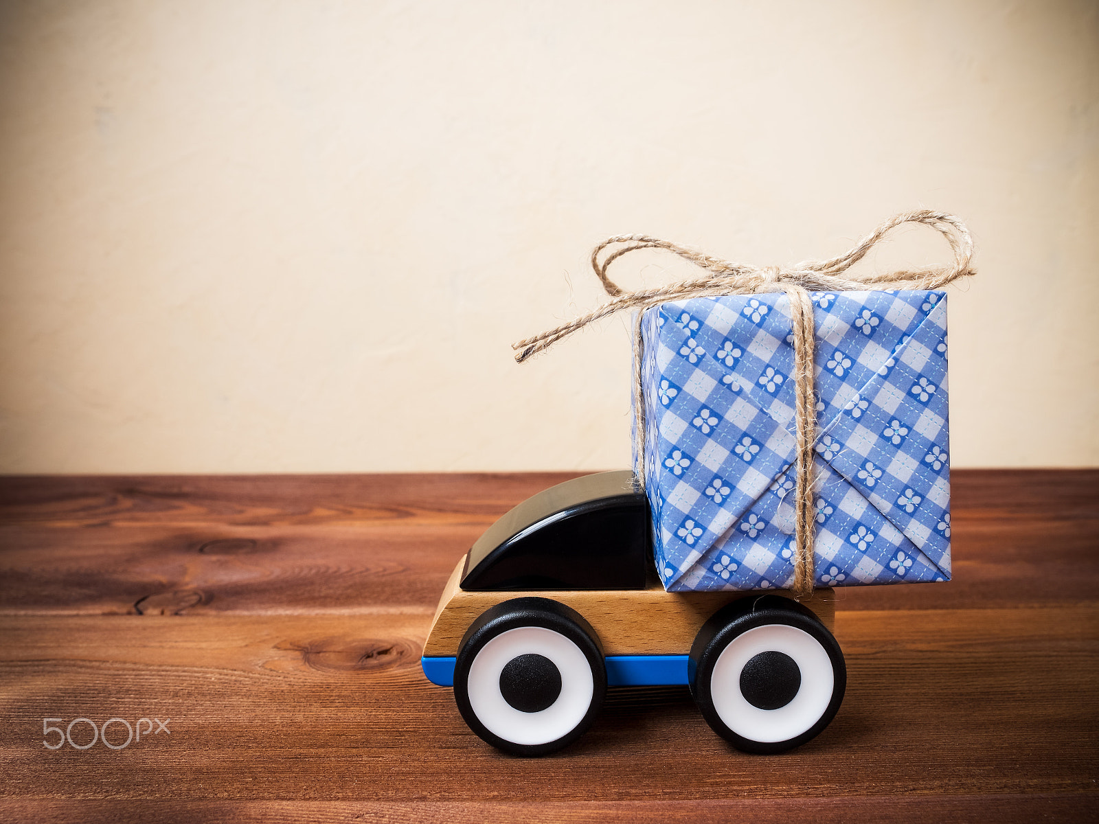 Olympus OM-D E-M1 + OLYMPUS 14-54mm Lens sample photo. Concept of gift delivery service photography