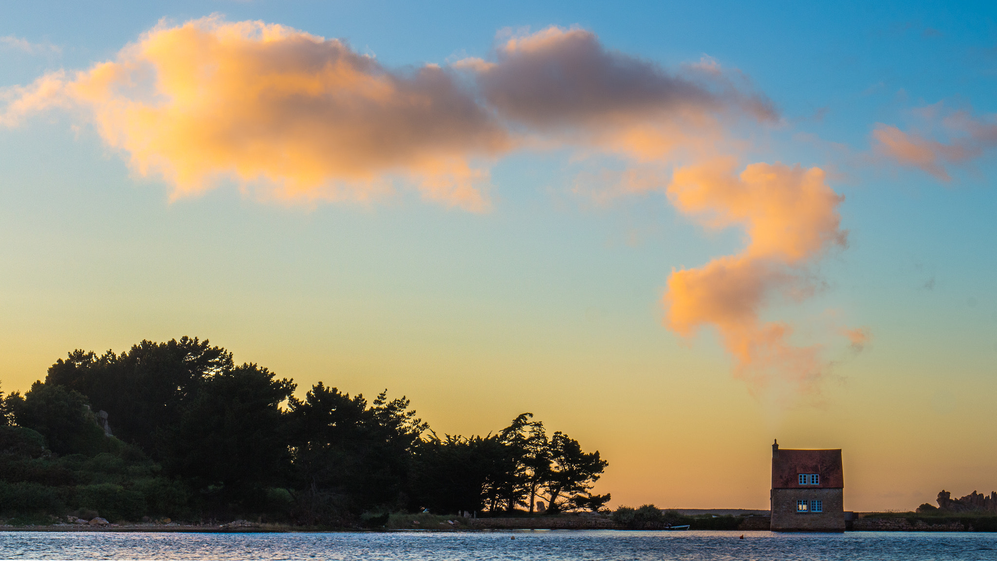 Canon EF 24-70mm F4L IS USM sample photo. Smoke cloud photography