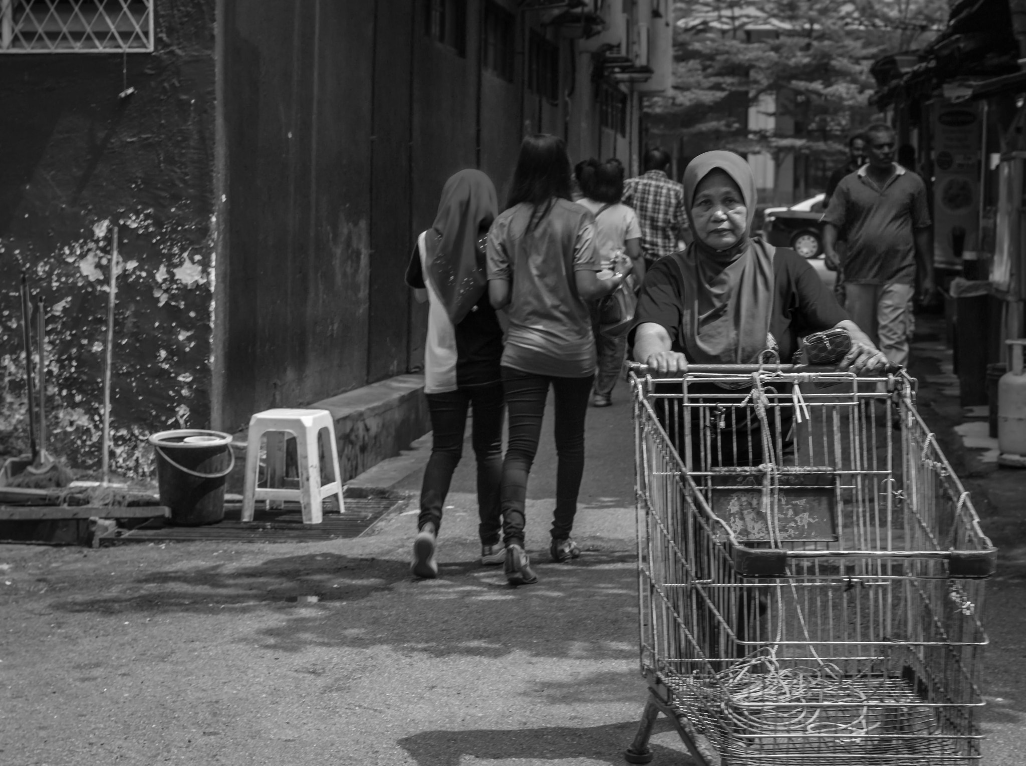 Canon EOS 1200D (EOS Rebel T5 / EOS Kiss X70 / EOS Hi) + Canon EF 40mm F2.8 STM sample photo. Woman with trolley photography