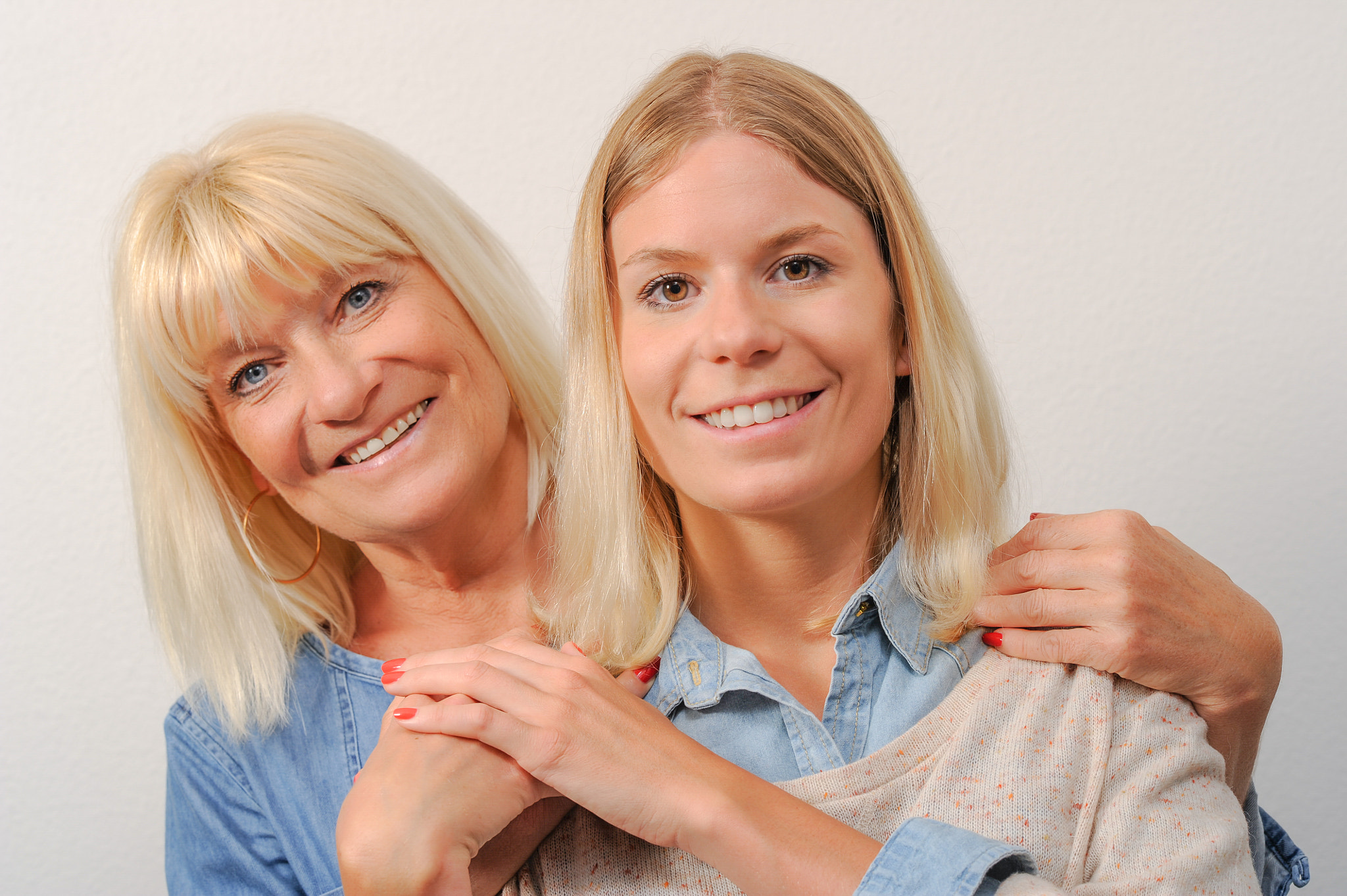 Nikon D3S + Nikon AF-S Nikkor 85mm F1.4G sample photo. Senior mother and daughter photography