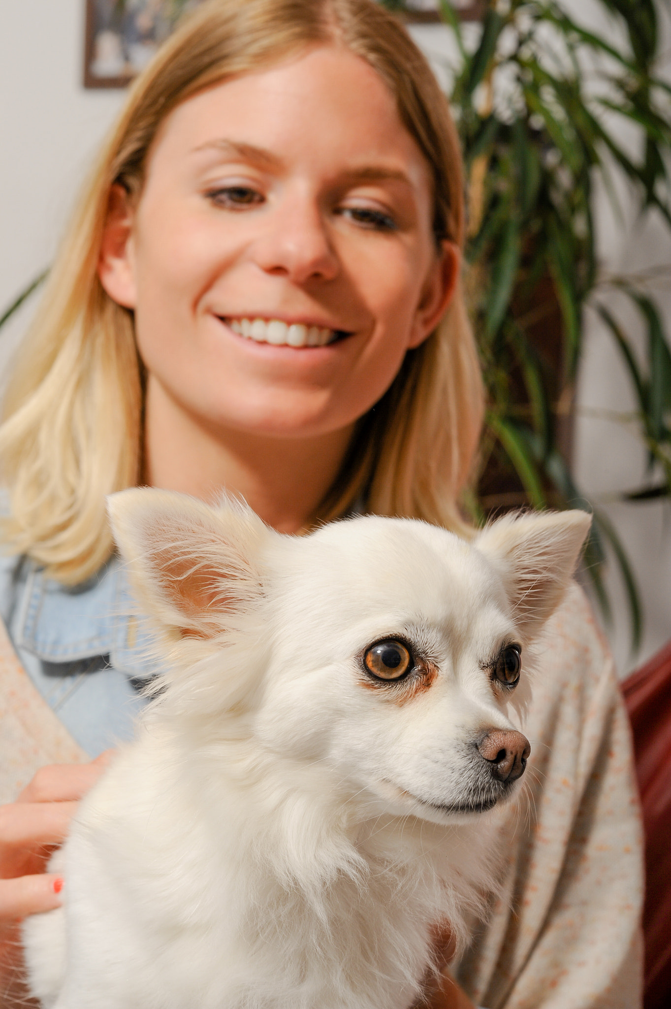 Nikon D3S + Nikon AF-S Nikkor 85mm F1.4G sample photo. Young woman with her dog at home photography