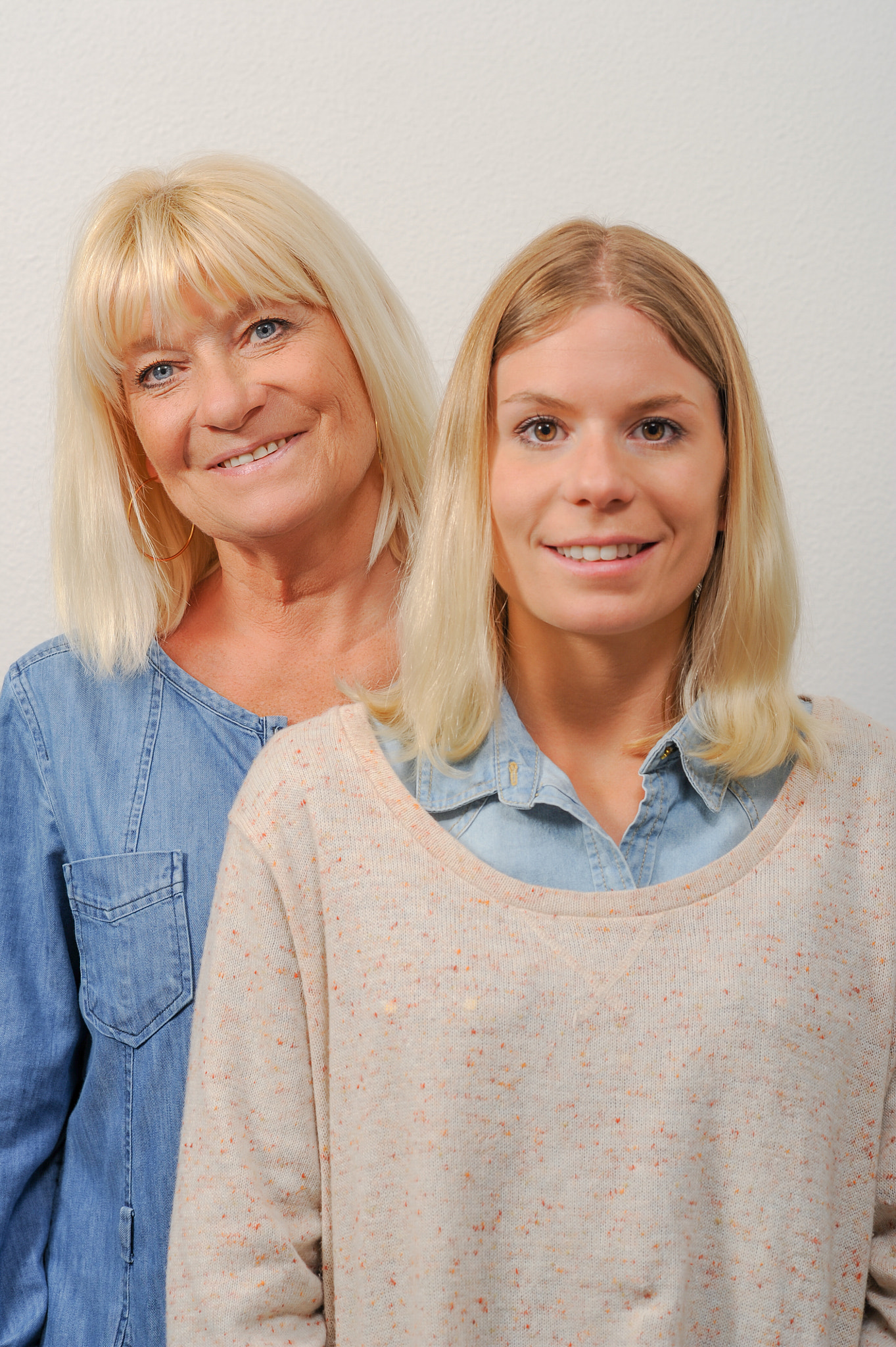 Nikon D3S + Nikon AF-S Nikkor 85mm F1.4G sample photo. Senior mother and daughter photography