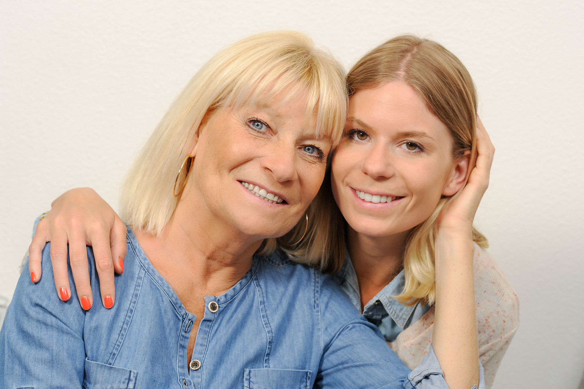Nikon D3S + Nikon AF-S Nikkor 85mm F1.4G sample photo. Senior mother and daughter photography