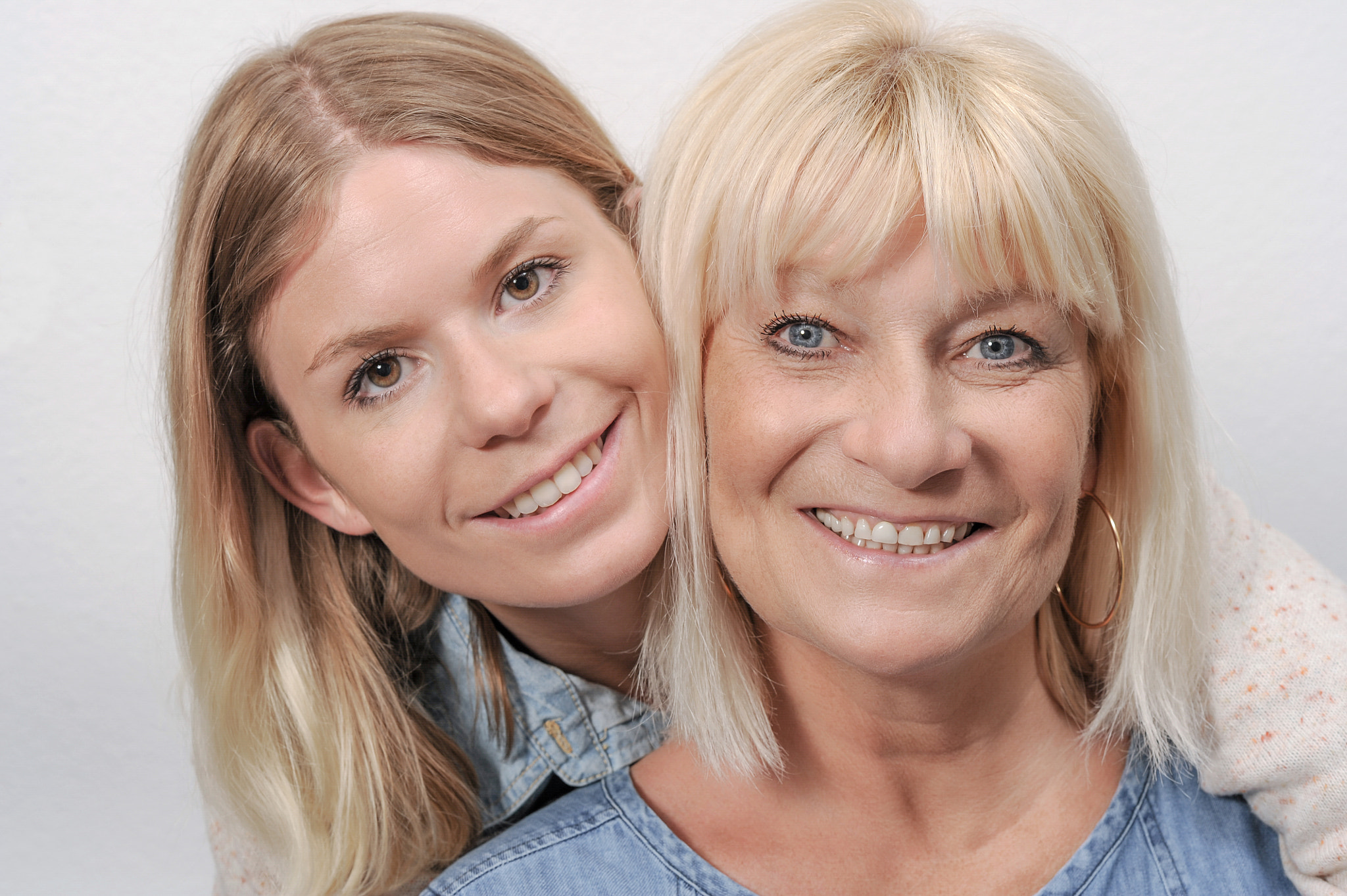 Nikon D3S + Nikon AF-S Nikkor 85mm F1.4G sample photo. Senior mother and daughter photography
