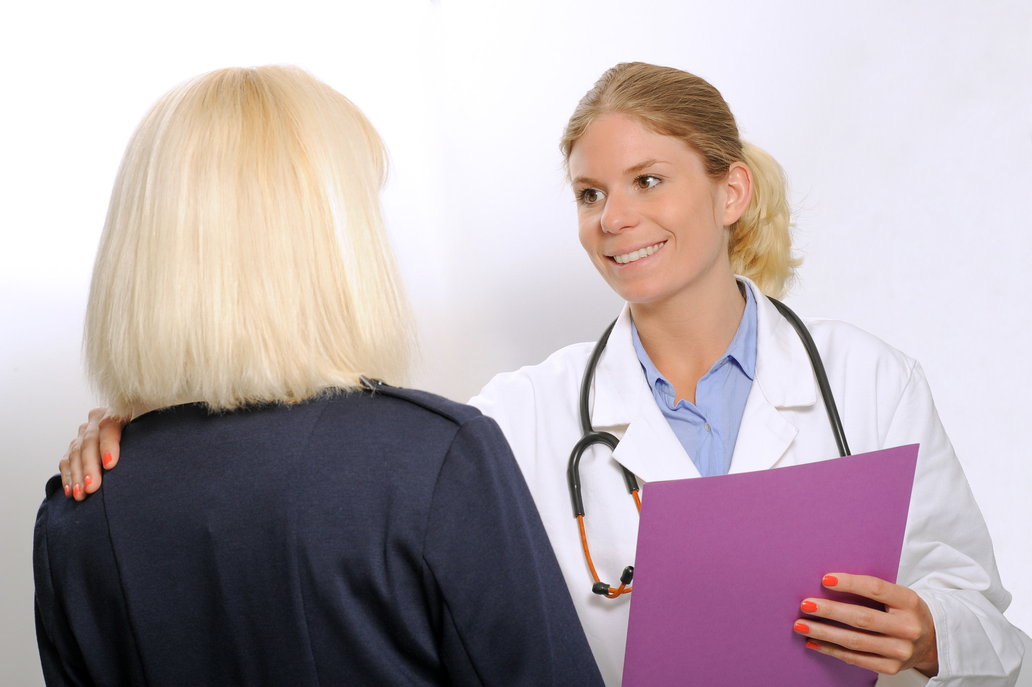 Nikon D3S + Nikon AF-S Nikkor 85mm F1.4G sample photo. Handshake between a doctor and his patient photography