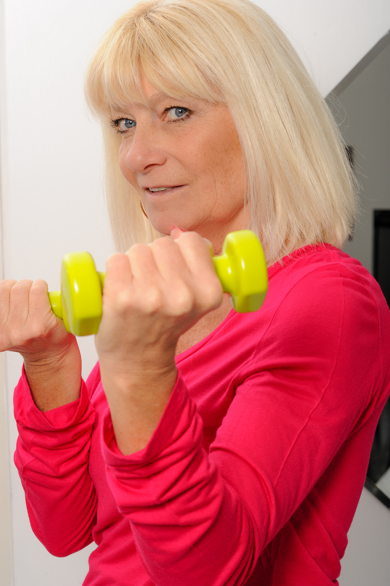 Nikon D3S + Nikon AF-S Nikkor 85mm F1.4G sample photo. Female fitness dumbbells photography