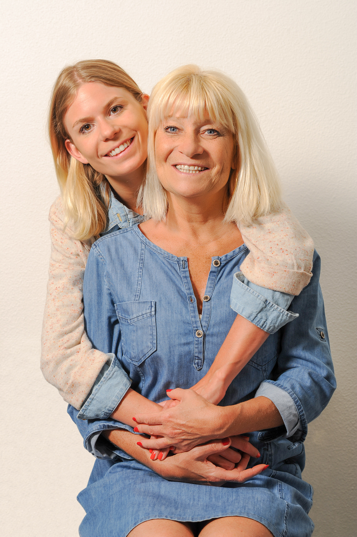 Nikon D3S + Nikon AF-S Nikkor 85mm F1.4G sample photo. Senior mother and daughter photography
