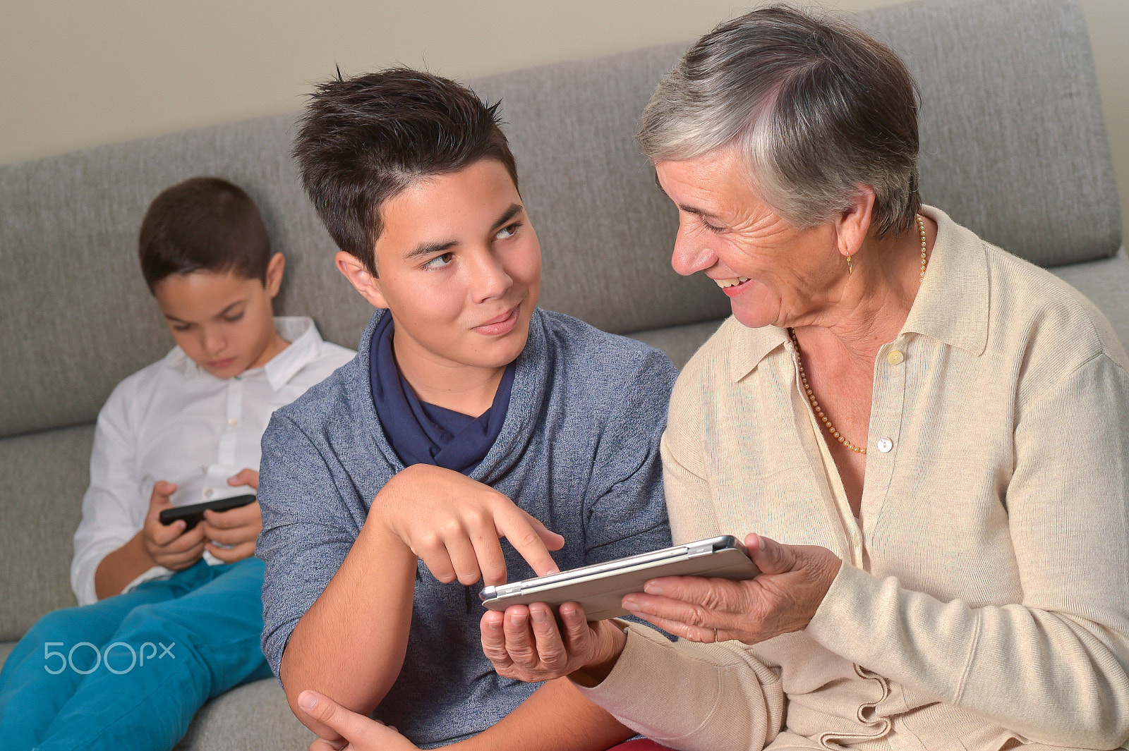 Nikon D4S + Nikon AF-S Nikkor 85mm F1.4G sample photo. Grandmother getting internet help from her little boy at home photography