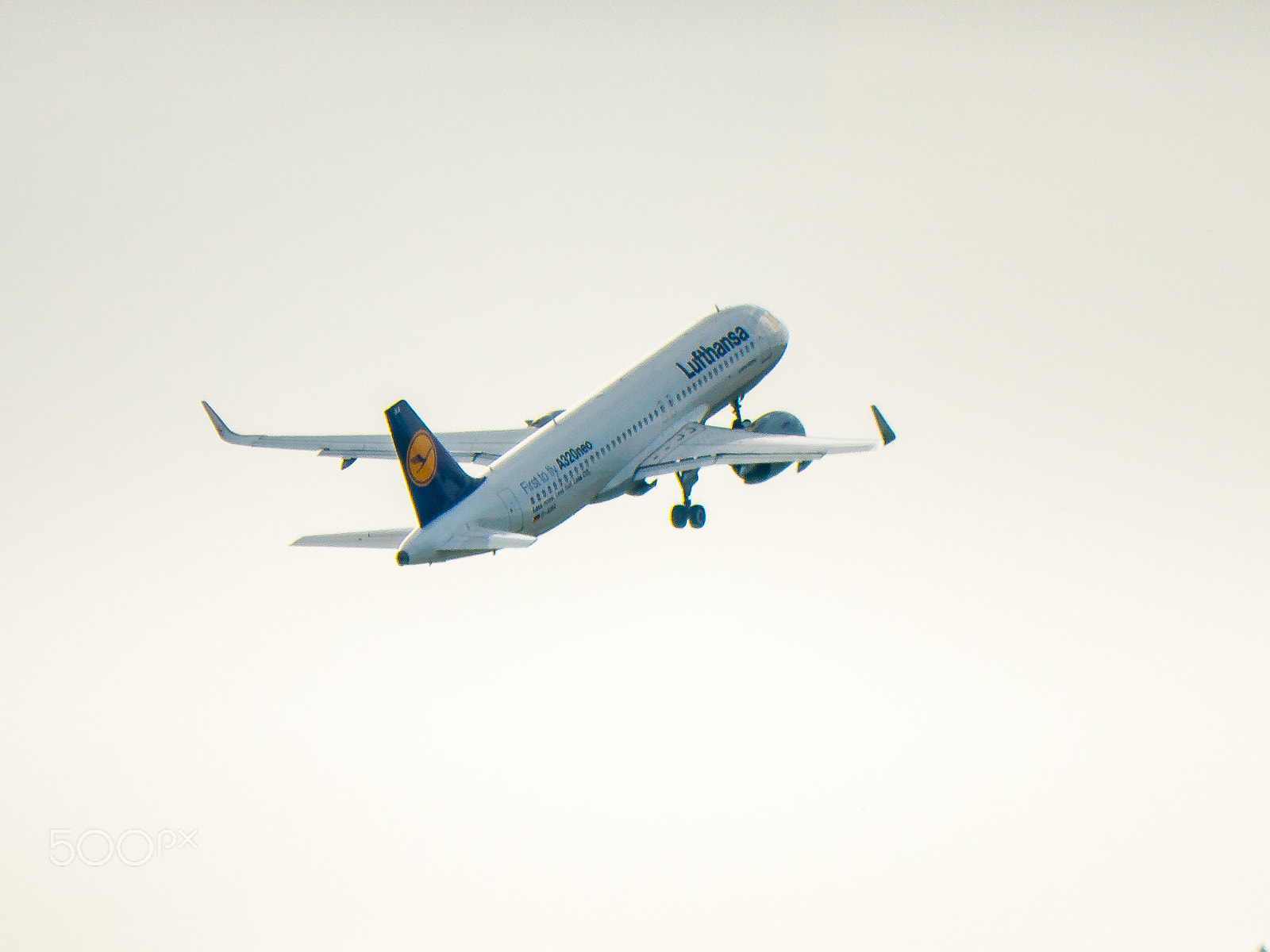 Panasonic Lumix DMC-GH4 sample photo. Lufthansa a320neo in the air photography