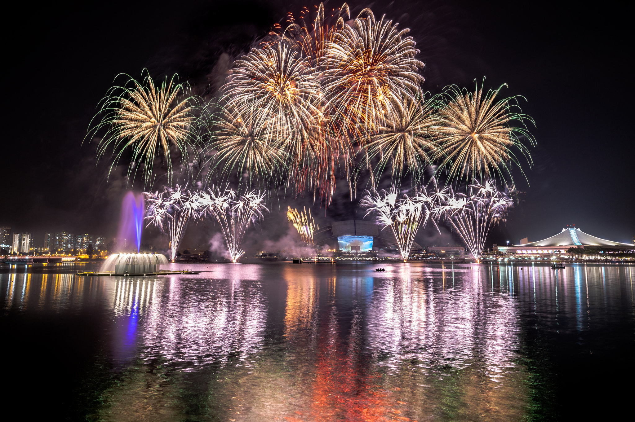Nikon AF-S Nikkor 16-35mm F4G ED VR sample photo. Fireworks in independence day photography