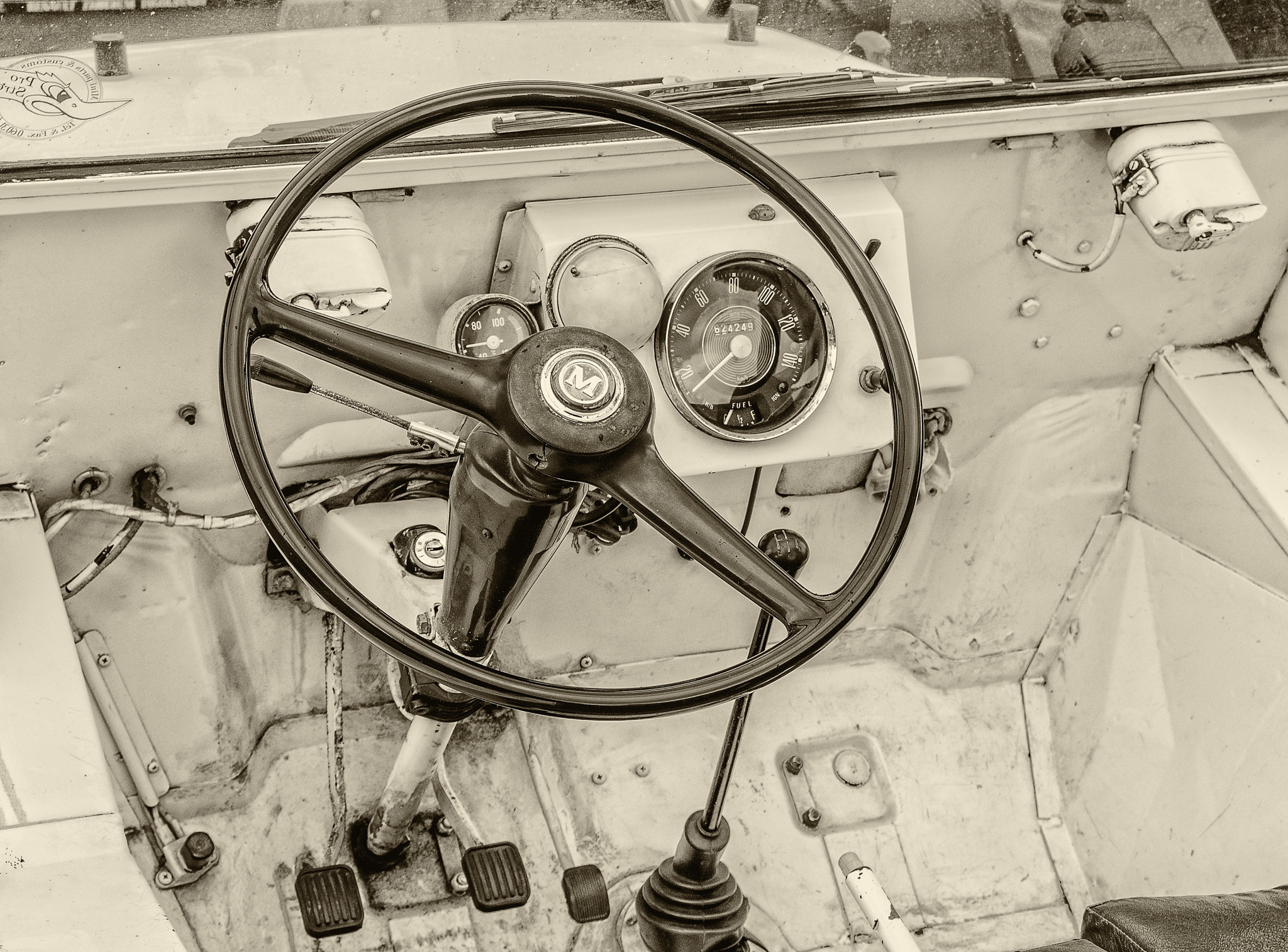 Panasonic Lumix DMC-GX85 (Lumix DMC-GX80 / Lumix DMC-GX7 Mark II) sample photo. "oldtimer jeep!" photography