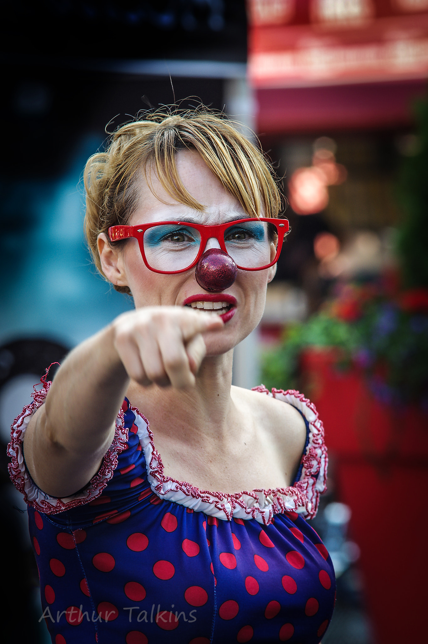 Sigma 70-200mm F2.8 EX DG Macro HSM II sample photo. Clown: ..pointing, shame on you..! photography