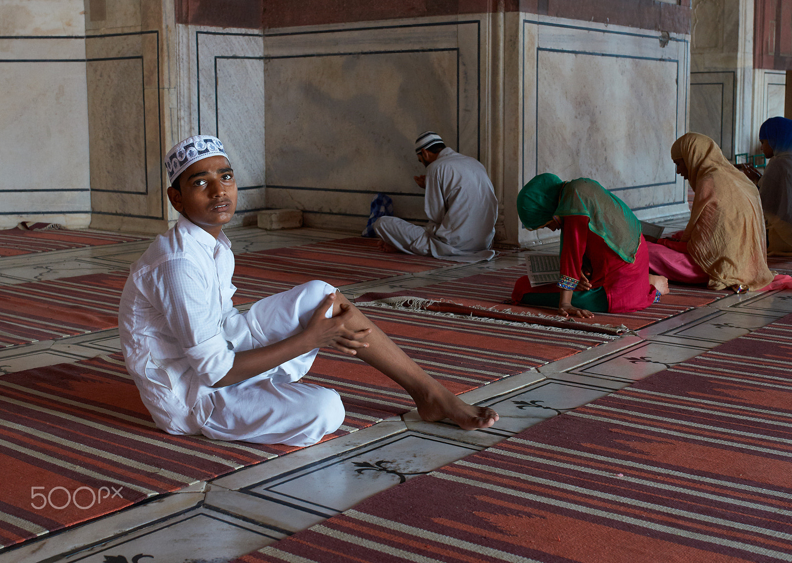 Sony a99 II sample photo. A praying family in jama masjid, new delhi photography