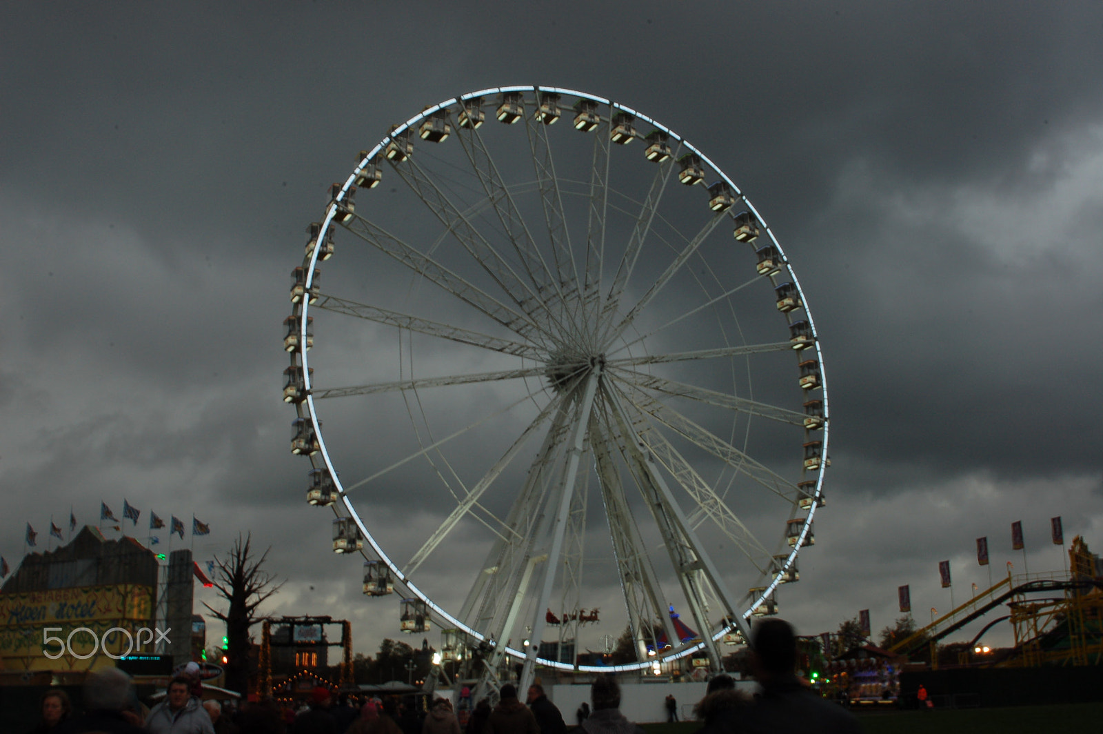 Nikon D50 + Sigma 24-135mm F2.8-4.5 sample photo. Big wheel horror photography