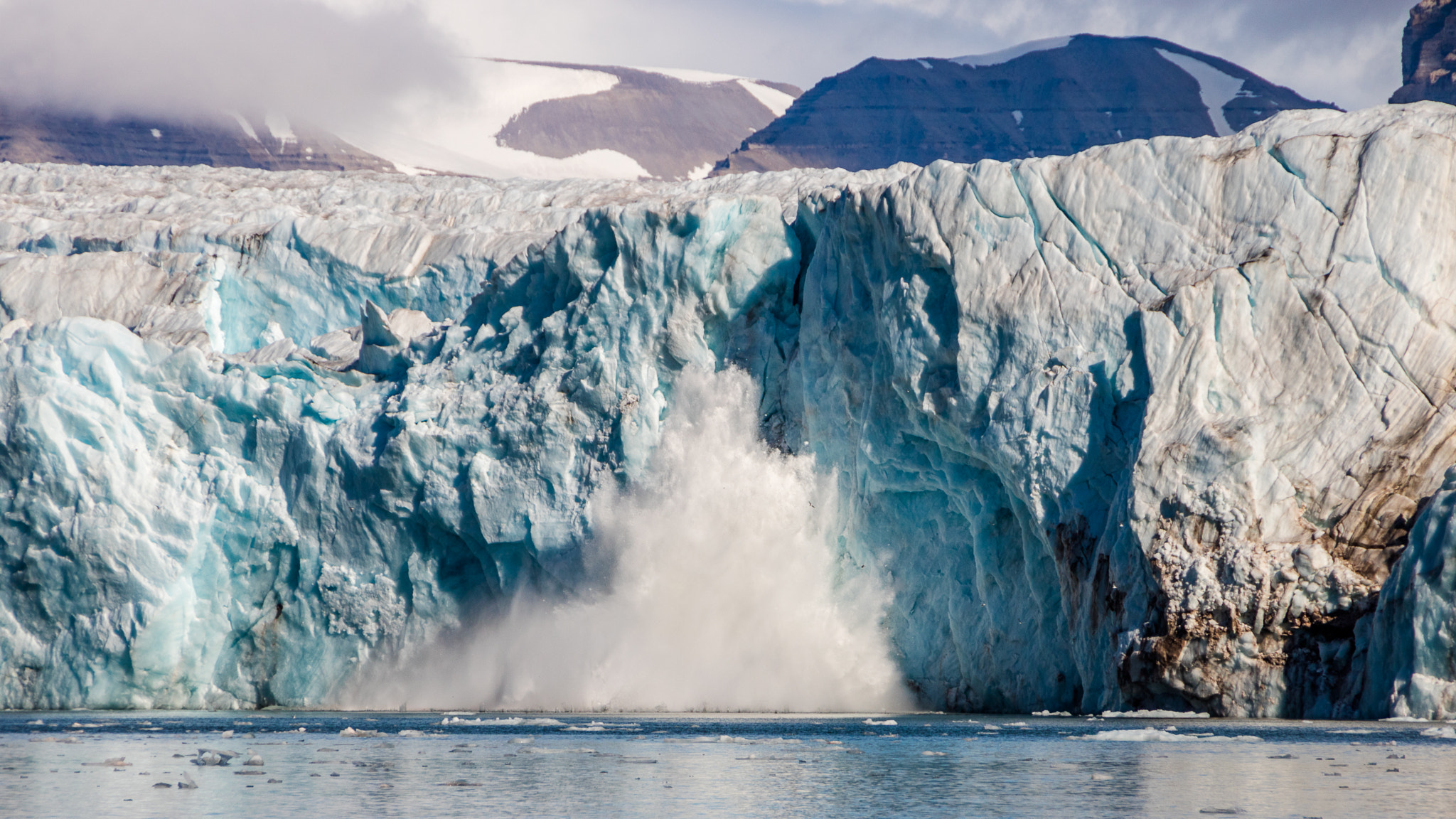 Sigma 18-250mm F3.5-6.3 DC OS HSM sample photo. Calving tunabreen in tempelfjorden, svalbard photography
