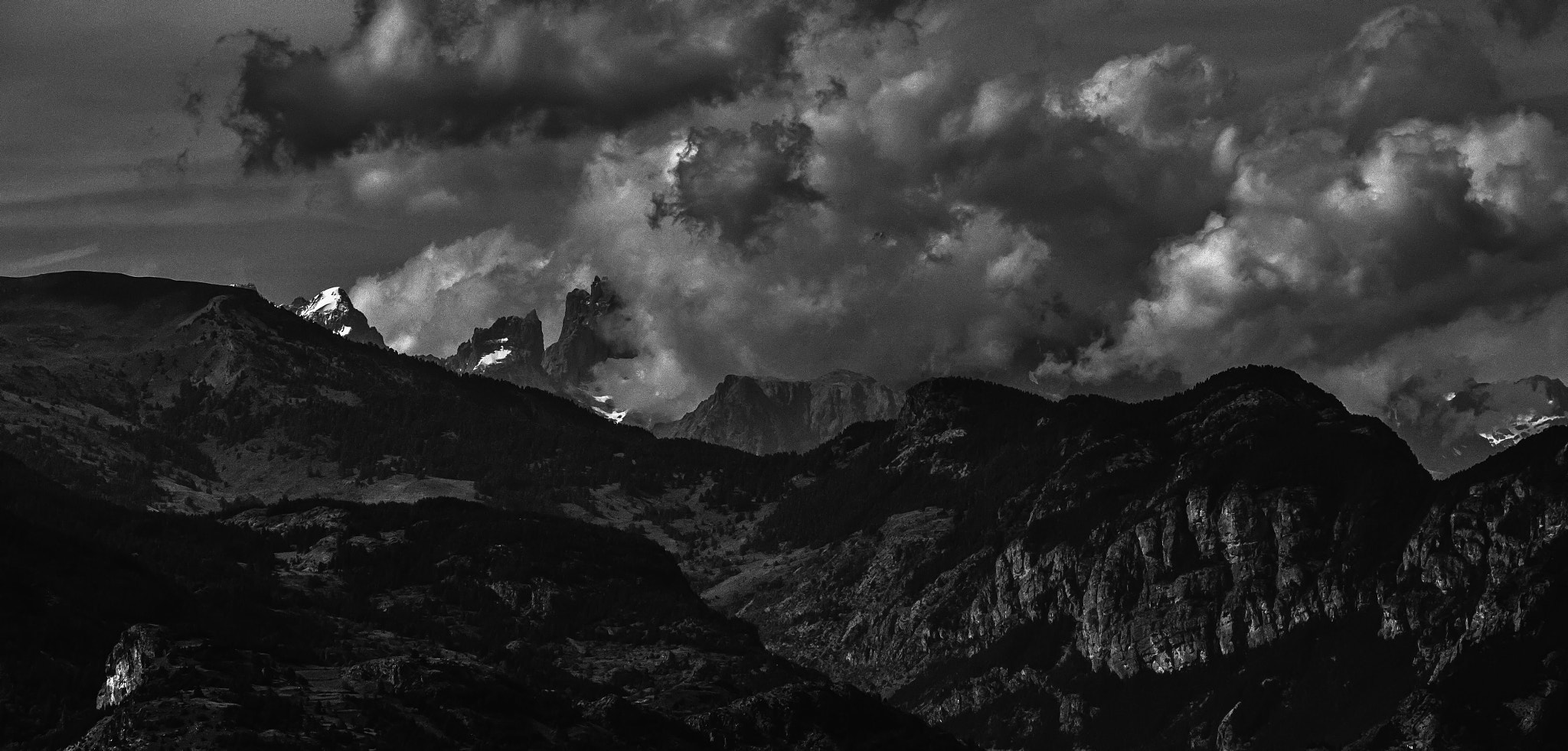 Canon EOS 700D (EOS Rebel T5i / EOS Kiss X7i) + Canon EF-S 18-200mm F3.5-5.6 IS sample photo. Clouds over the mountains hautes alpes fr photography